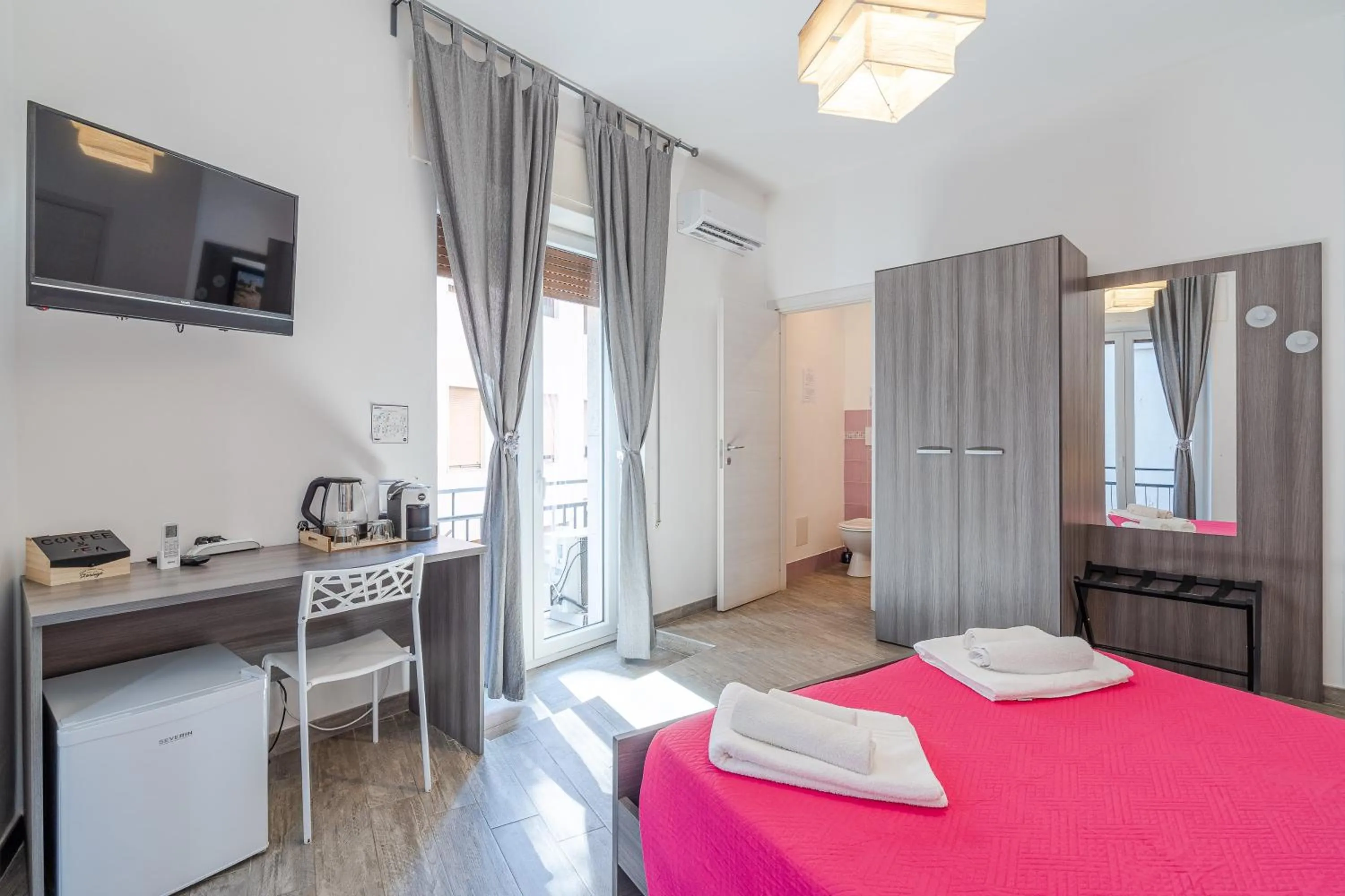 Photo of the whole room, Bed in Cavour Rooms