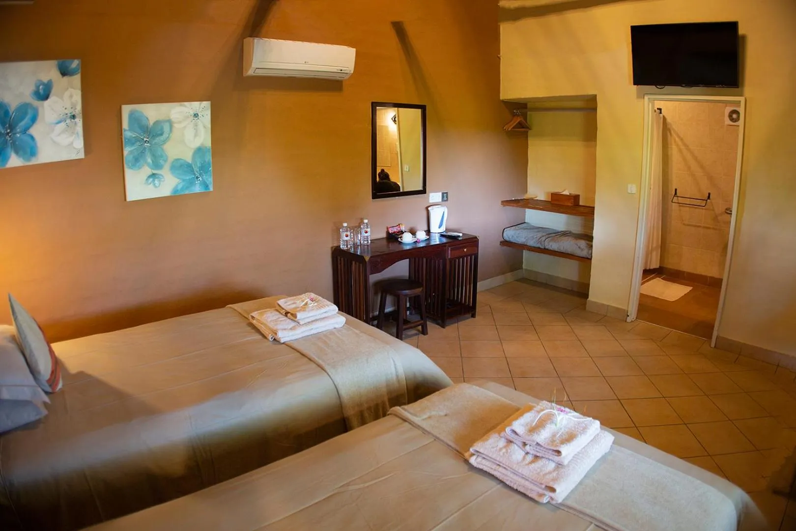 TV and multimedia, Bed in Island Safari Lodge