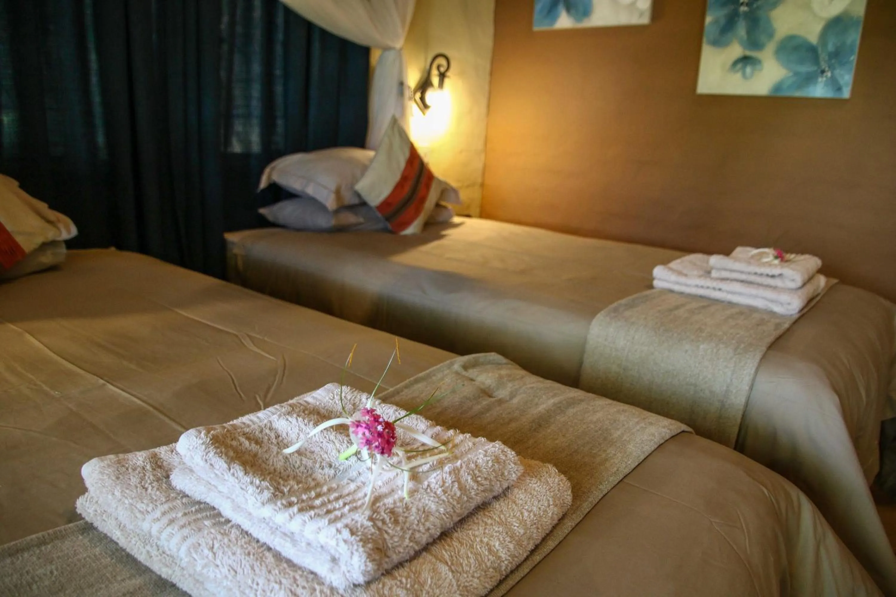 Decorative detail, Bed in Island Safari Lodge