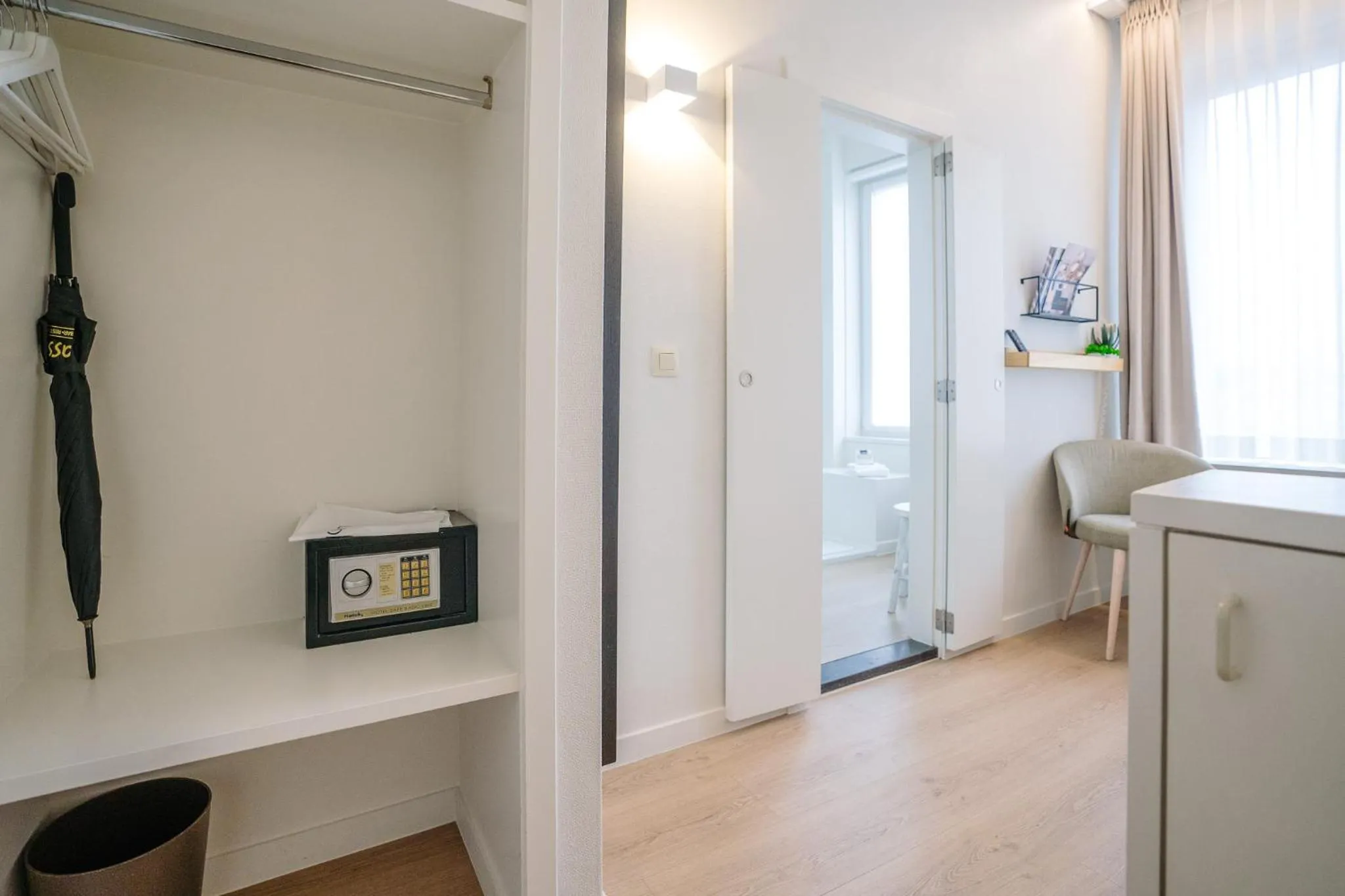 Shower in Hotel du Bassin