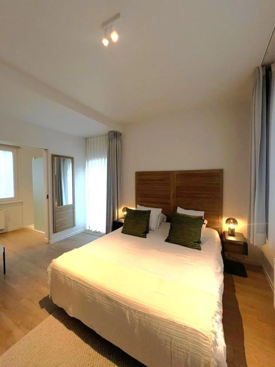 Shower, Bed in Hotel du Bassin