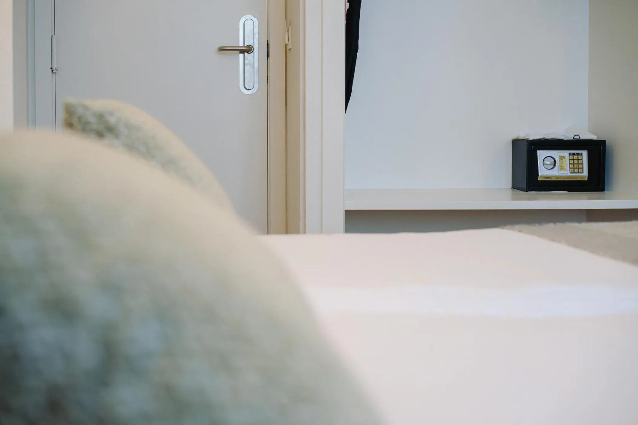 locker, Bed in Hotel du Bassin