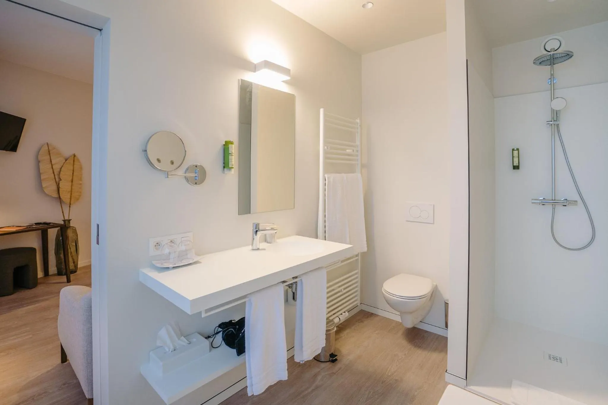 Shower in Hotel du Bassin