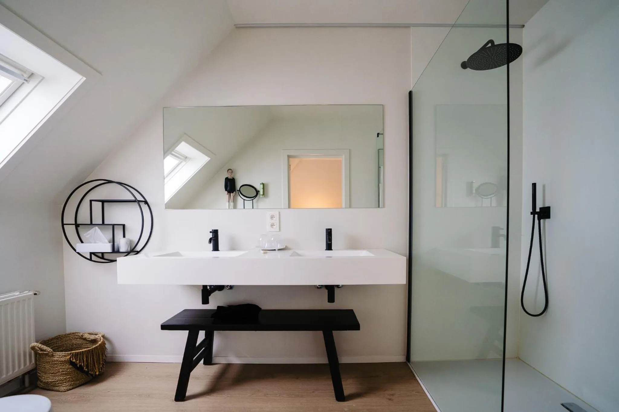 Shower in Hotel du Bassin