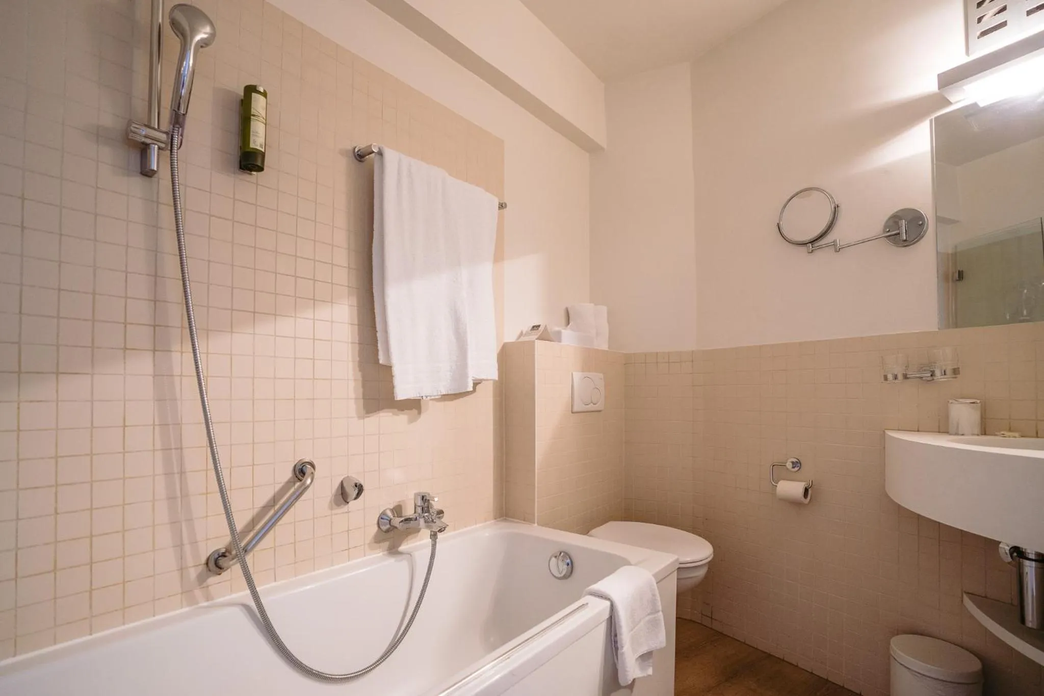 Bath in Hotel du Bassin