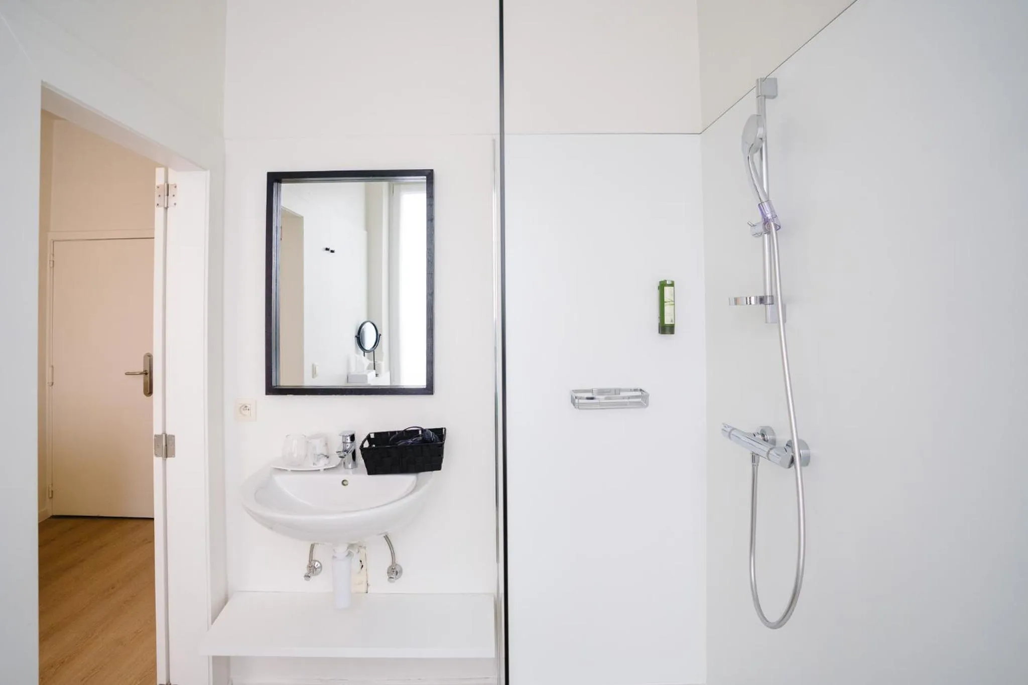 Shower in Hotel du Bassin