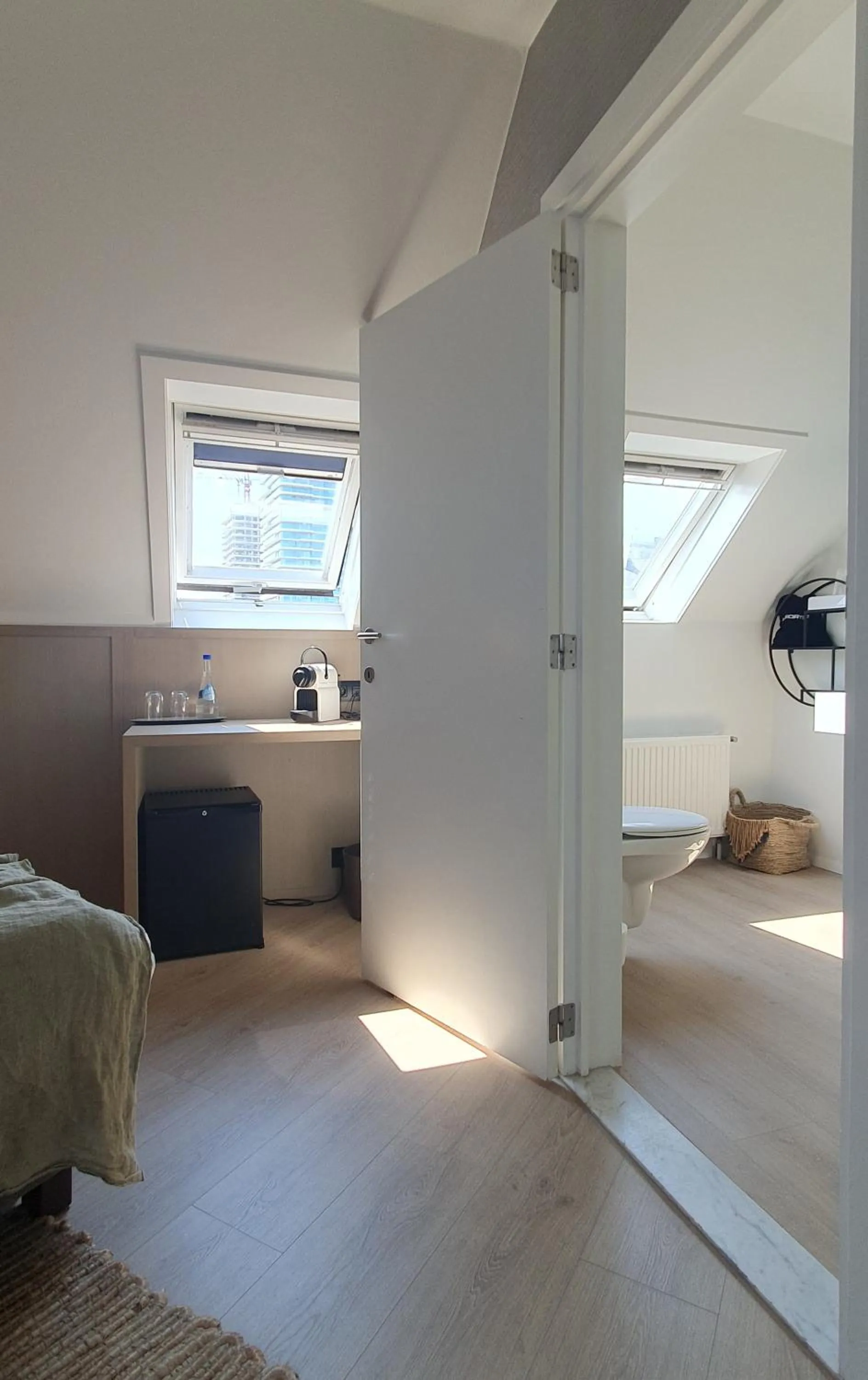 Bathroom, Bed in Hotel du Bassin