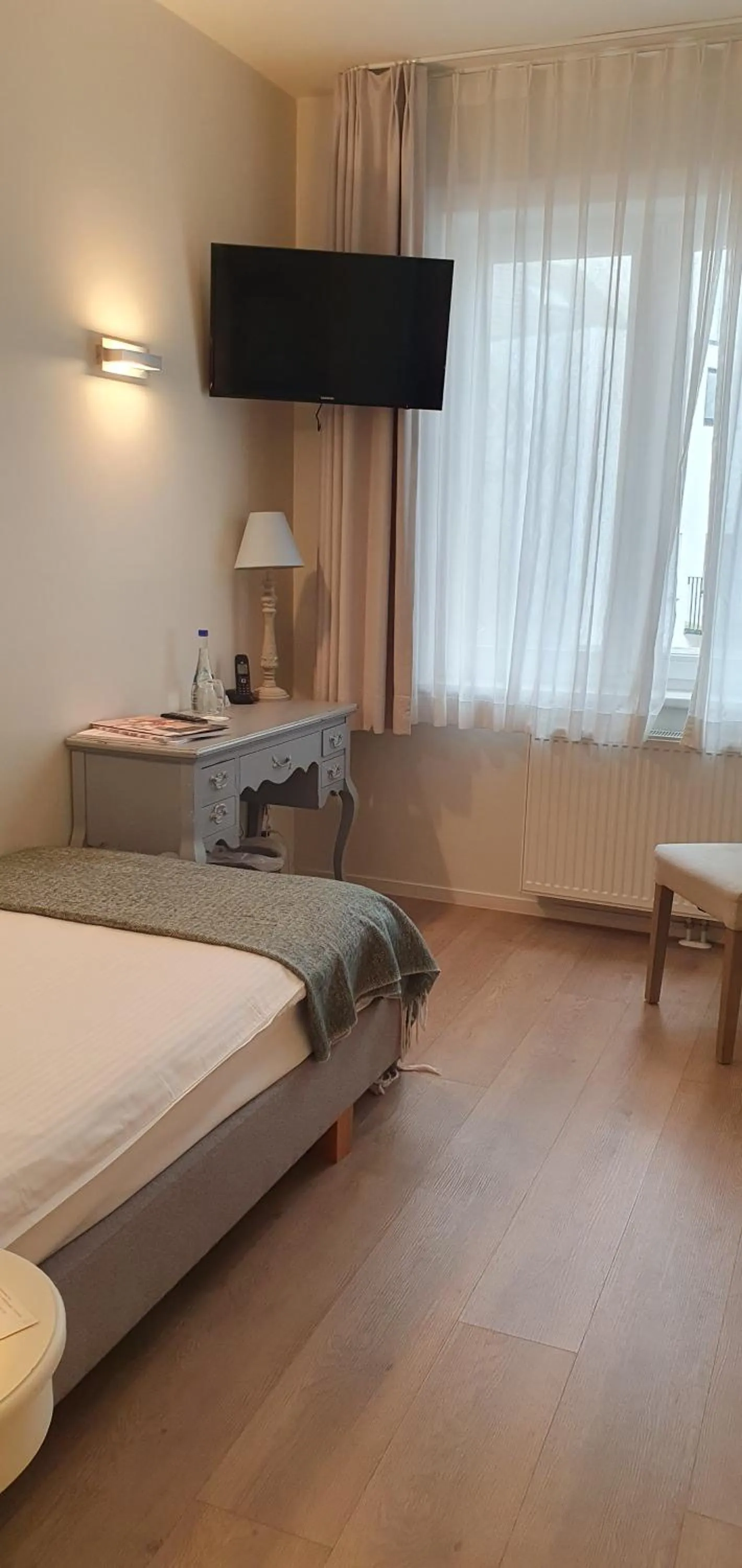 Inner courtyard view, Bed in Hotel du Bassin