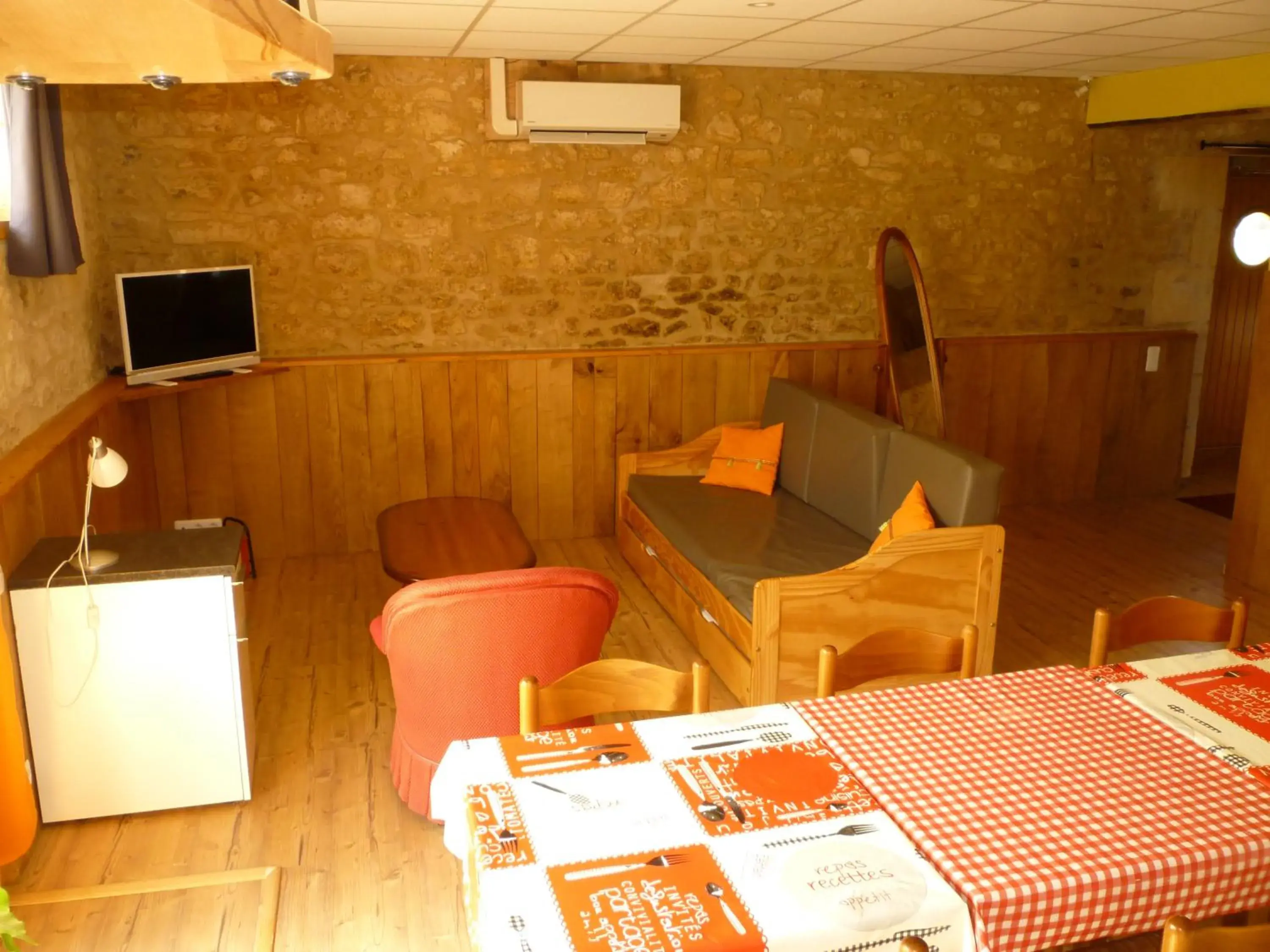 Studio - Disability Access in La SERPAUDERIE Studio - Disability Access in La SERPAUDERIE