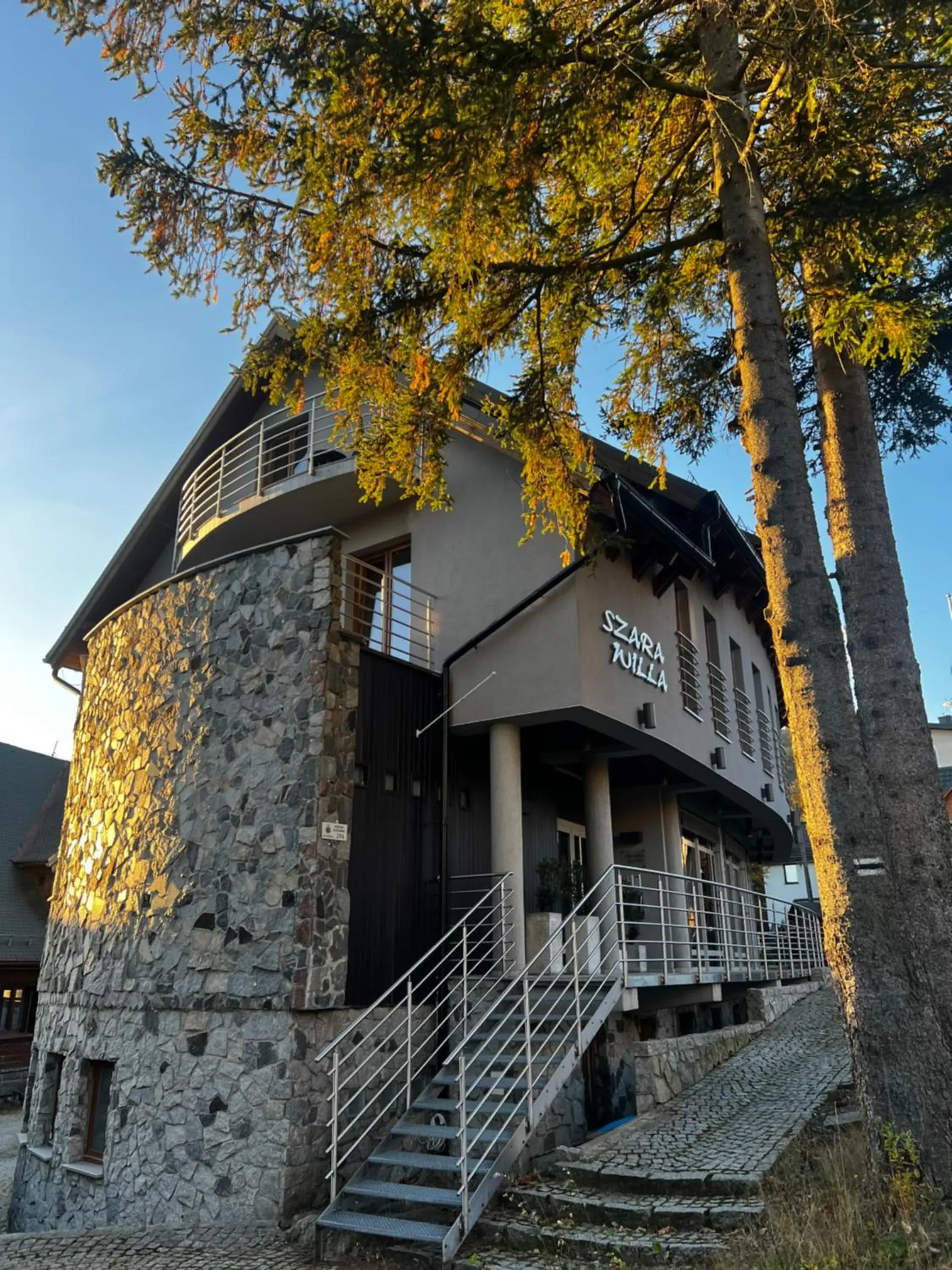 Szara Willa tuż przy wyciągu na Szrenicę Szara Willa tuż przy wyciągu na Szrenicę