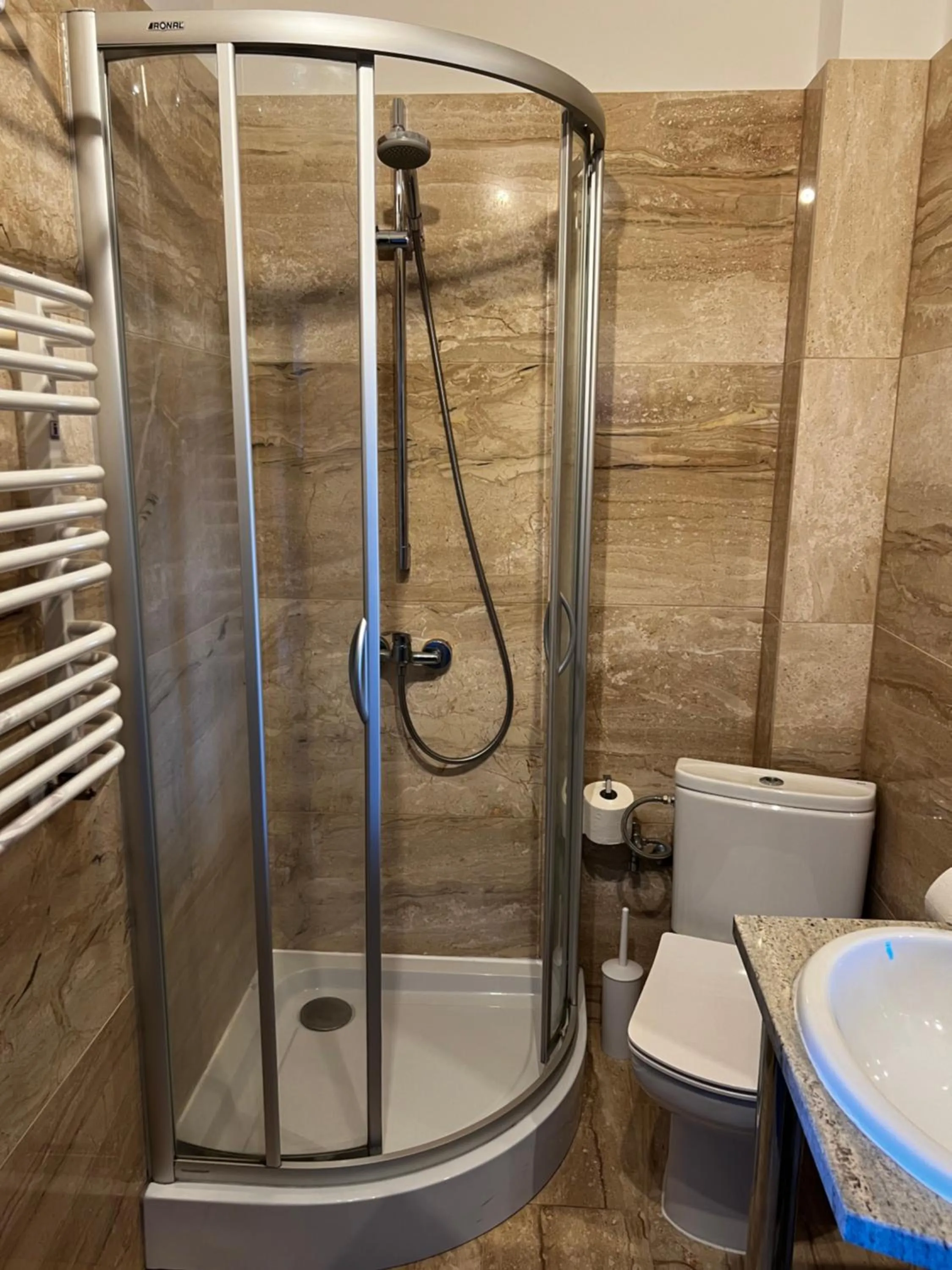 Shower in Szara Willa tuż przy wyciągu na Szrenicę