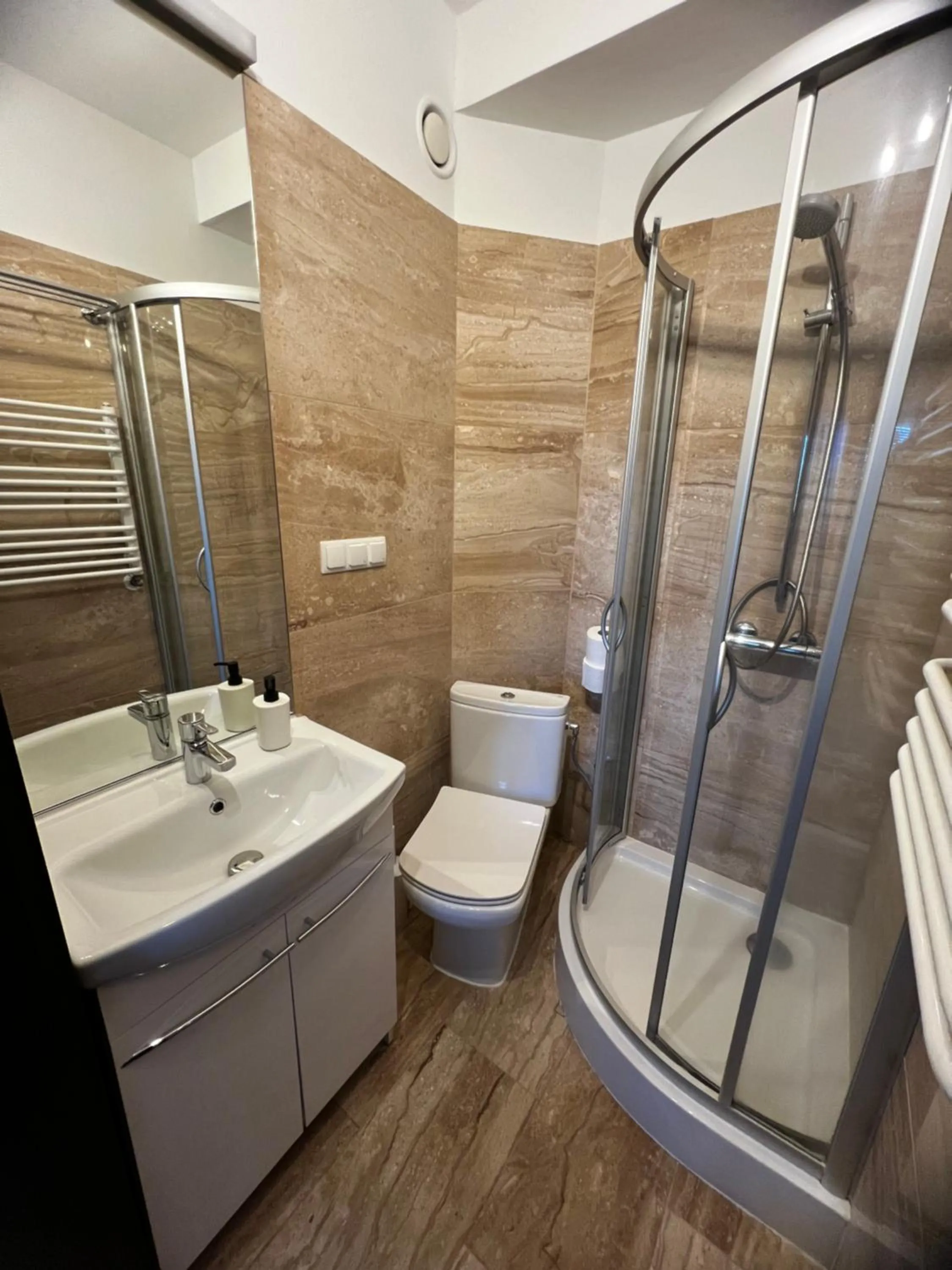 Shower in Szara Willa tuż przy wyciągu na Szrenicę