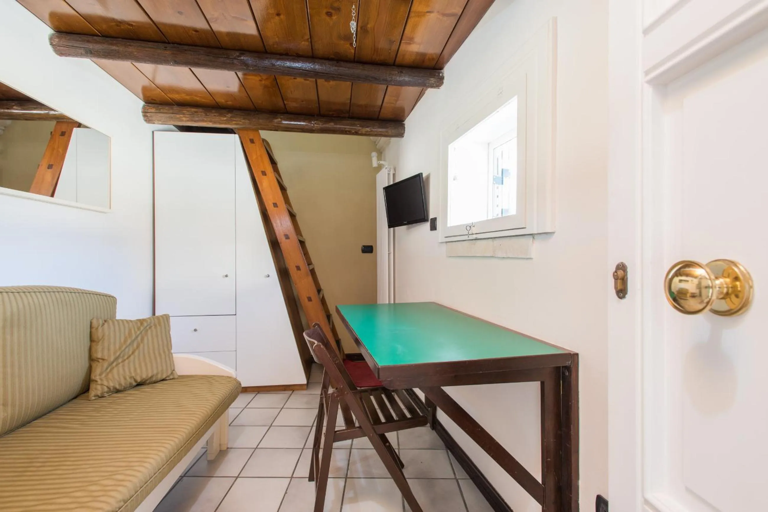 TV and multimedia in Il Garbino Suite and Apartment