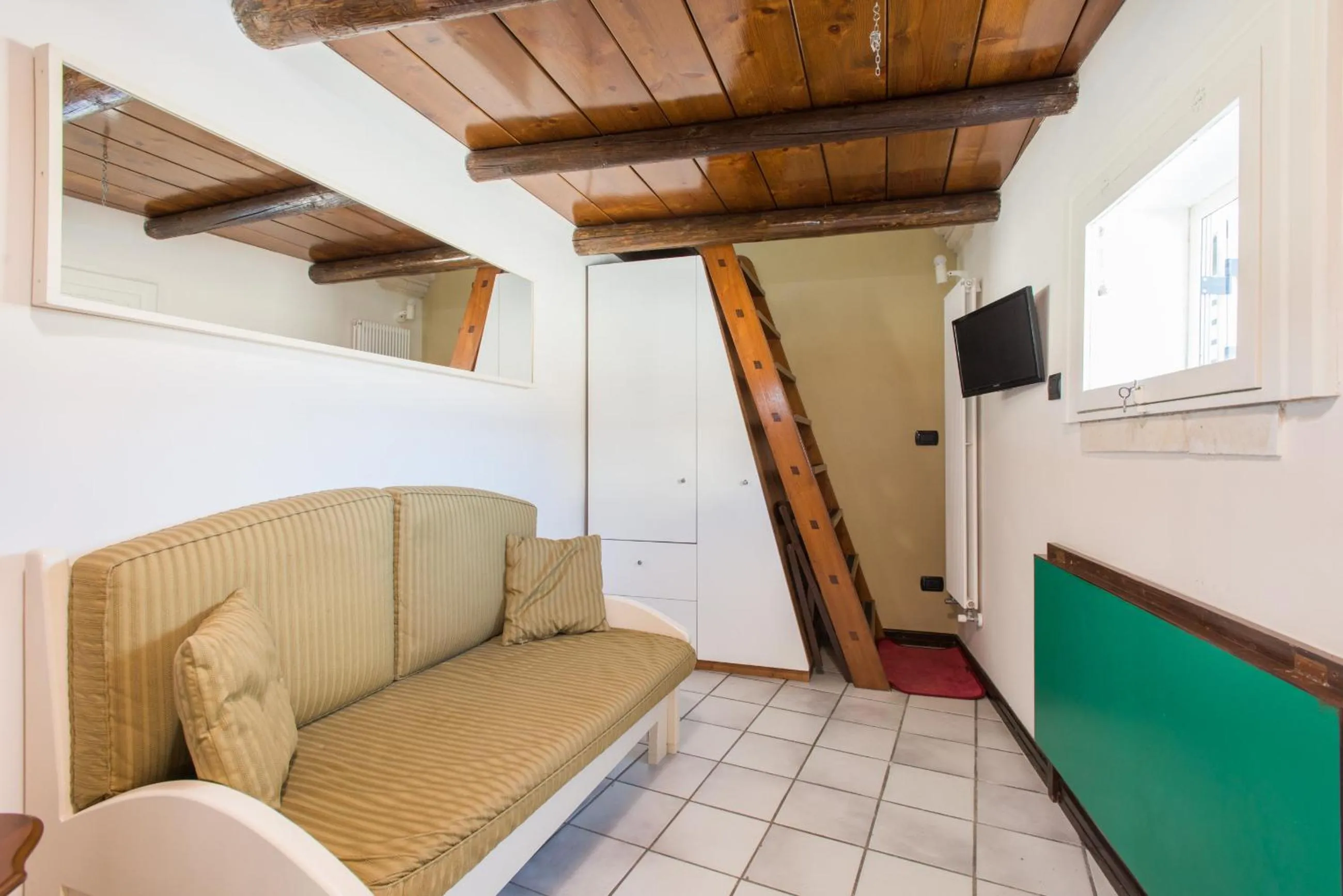 TV and multimedia in Il Garbino Suite and Apartment