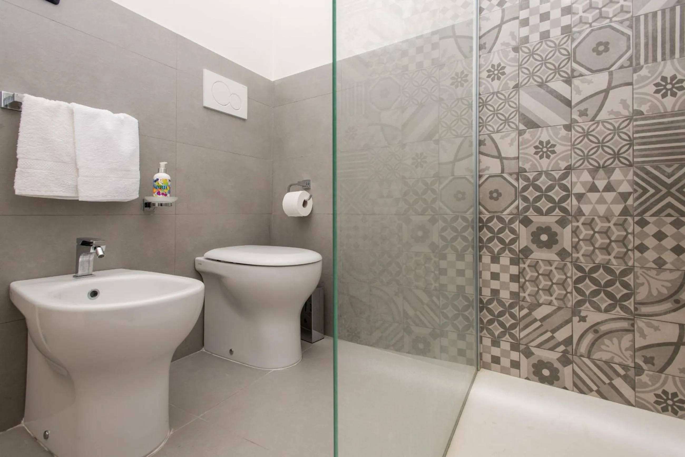 Shower in Il Garbino Suite and Apartment