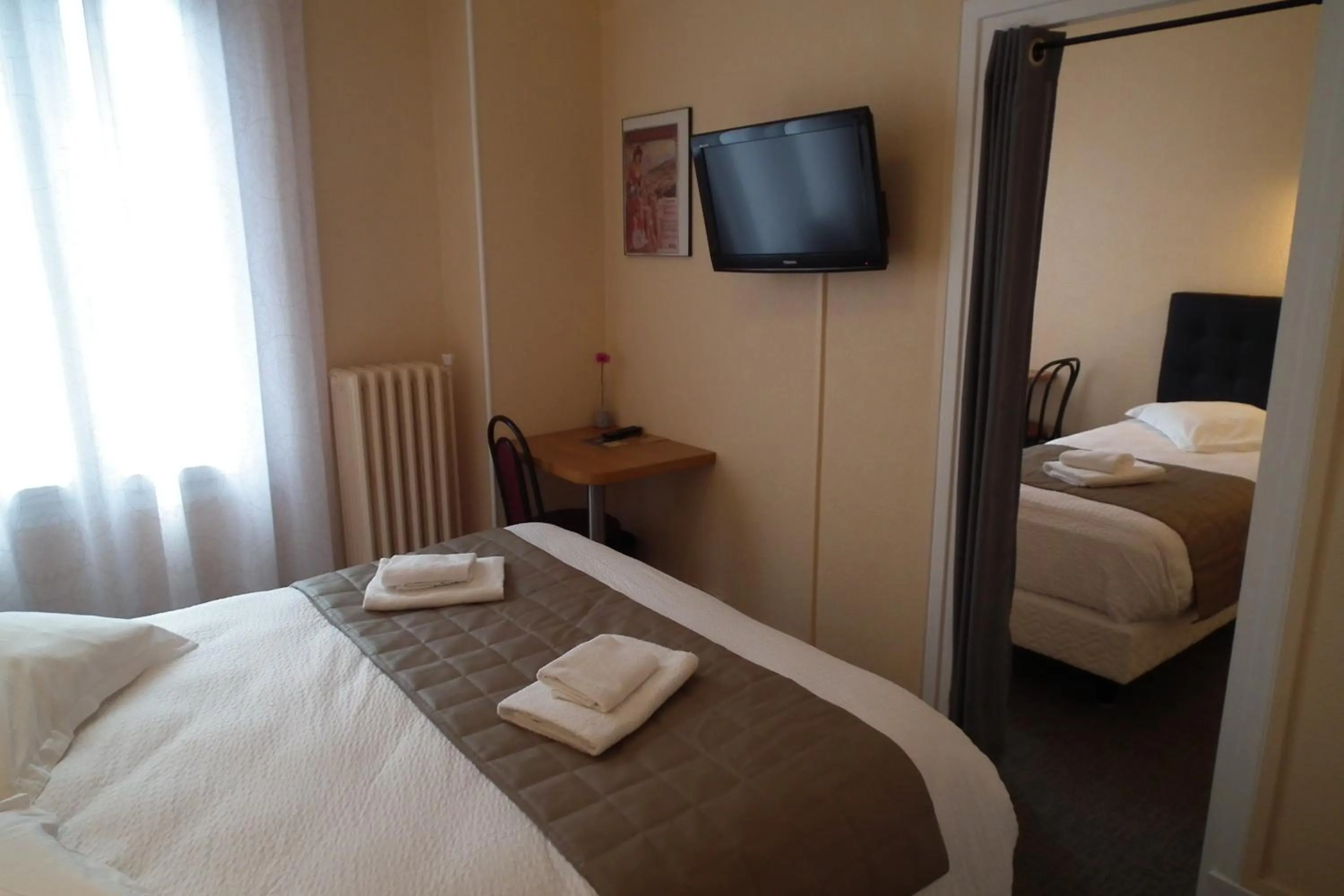 Bedroom, Bed in Hôtel de l'Aviation