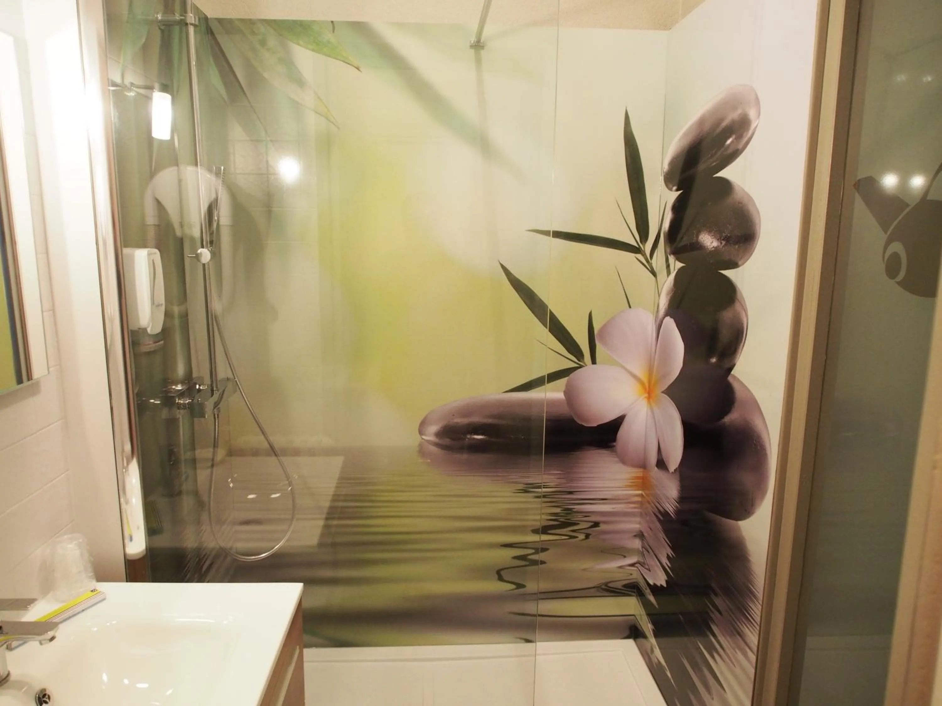 Shower in Hôtel de l'Aviation