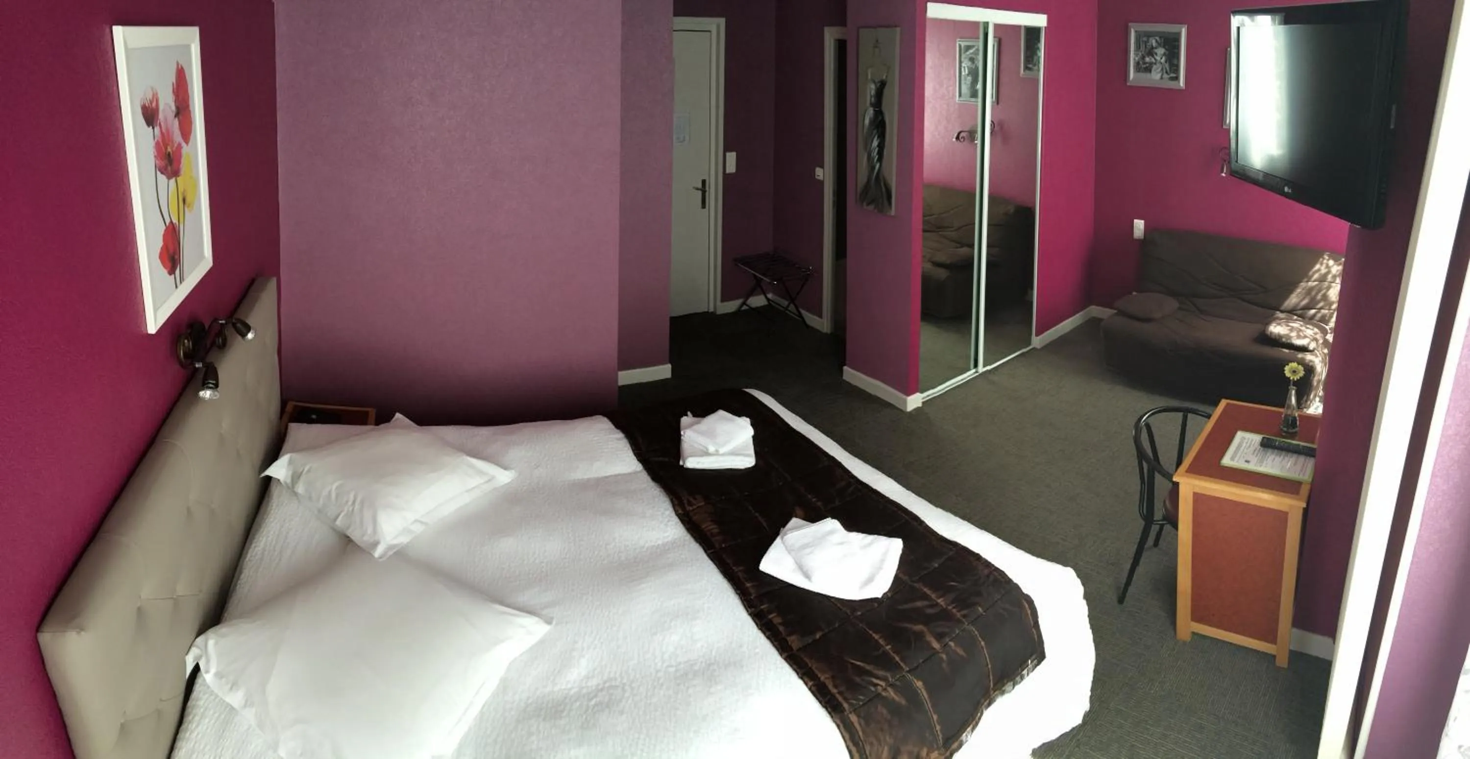 Photo of the whole room, Bed in Hôtel de l'Aviation