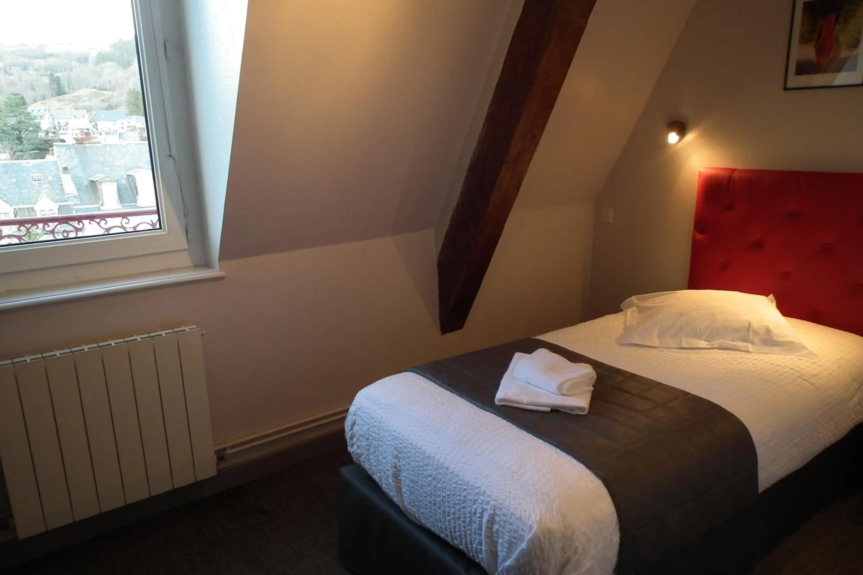 Pets, Bed in Hôtel de l'Aviation