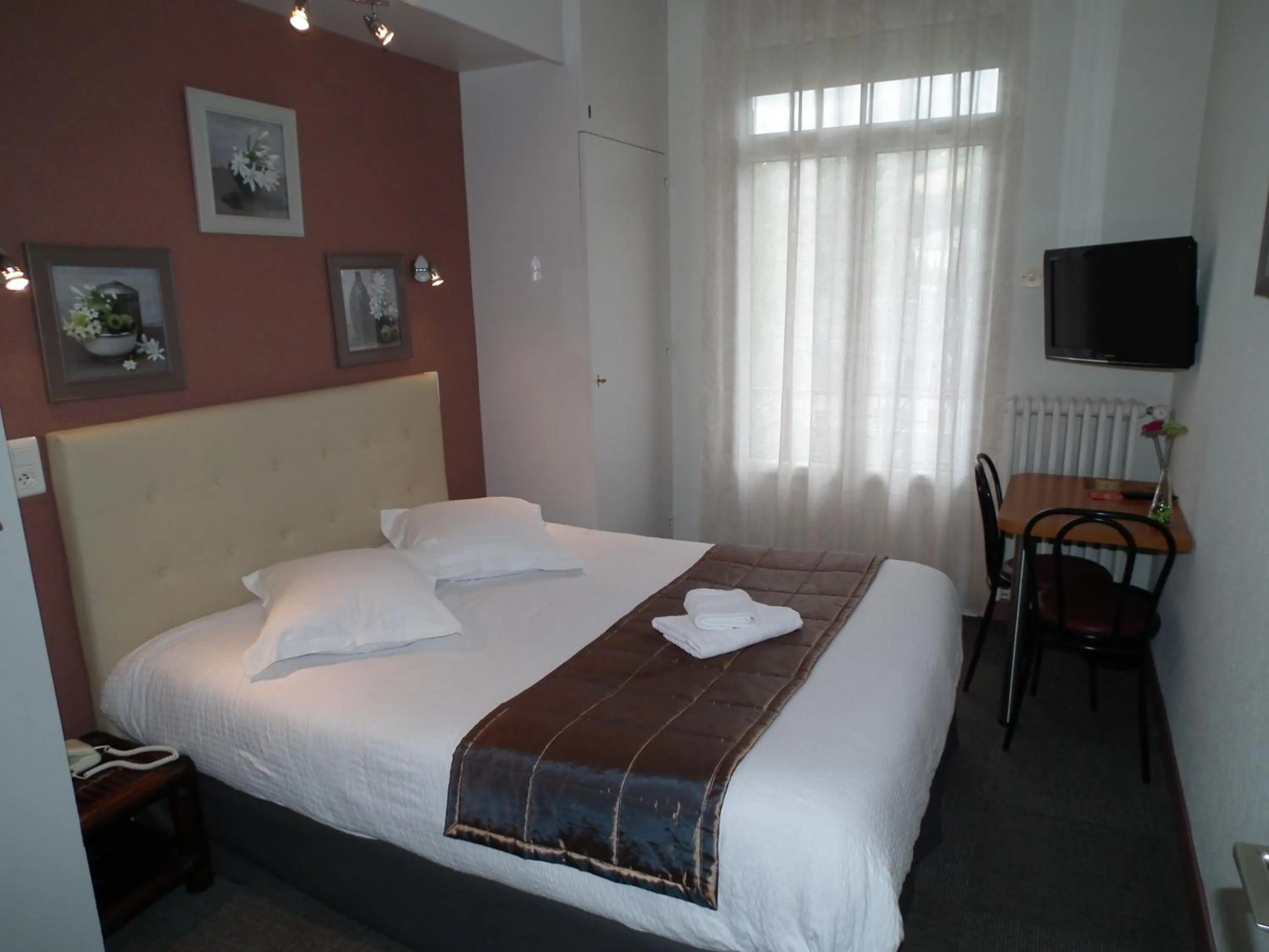 Toilet, Bed in Hôtel de l'Aviation