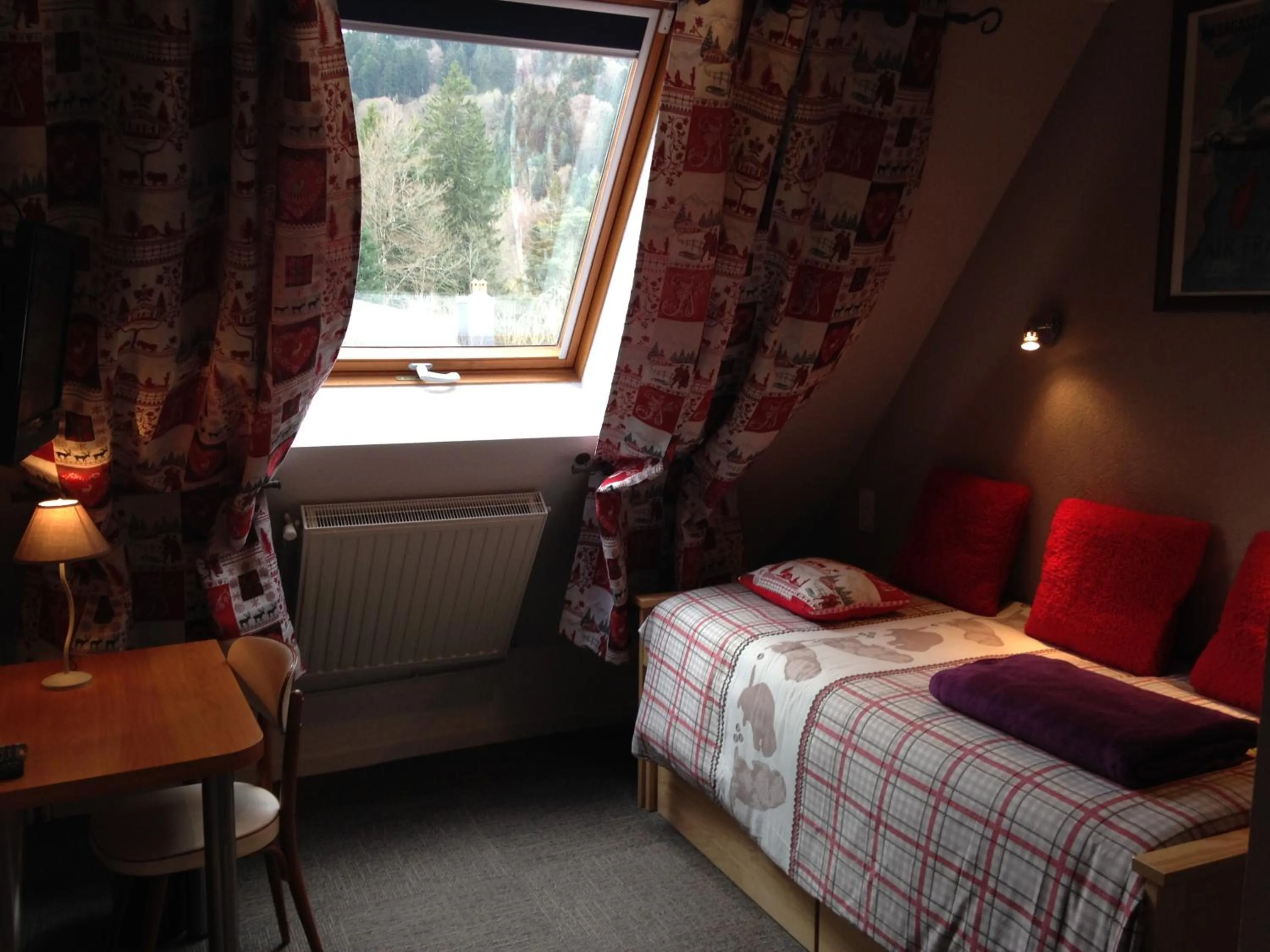 Shower, Bed in Hôtel de l'Aviation