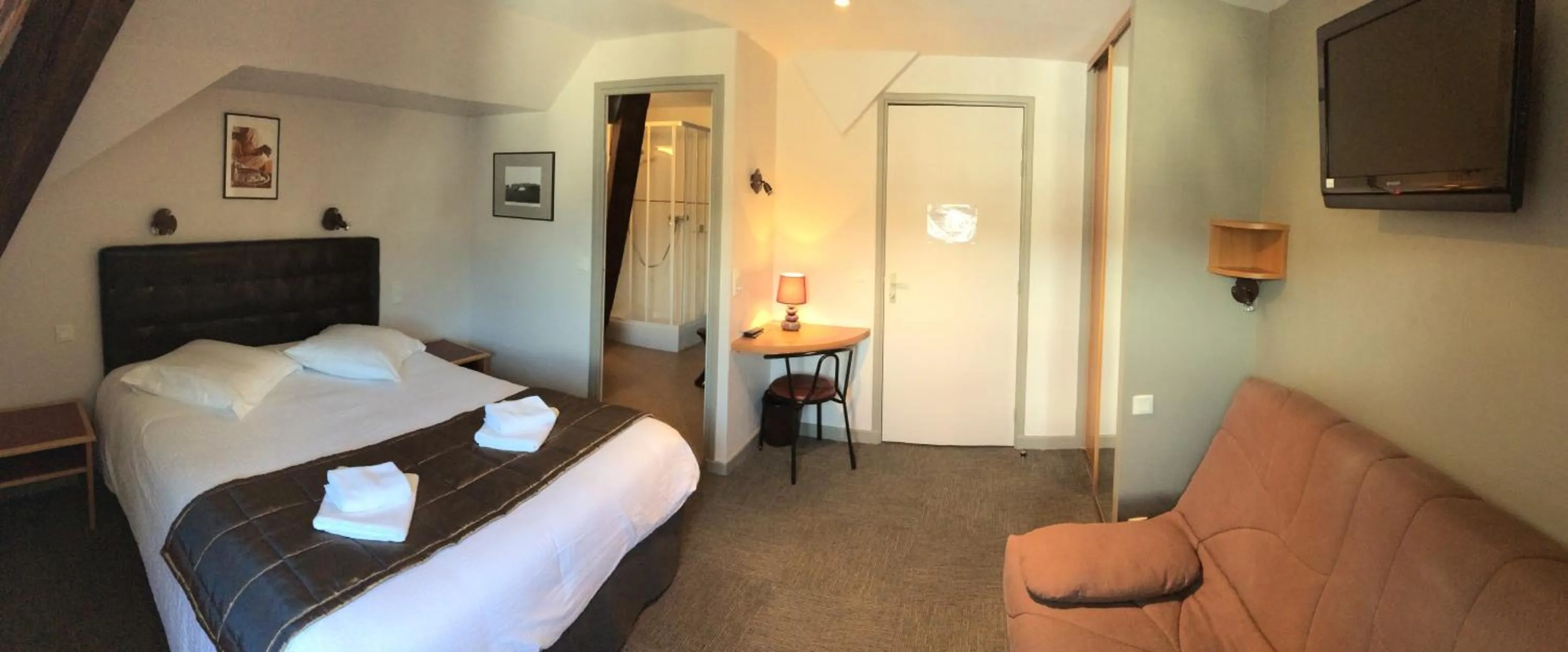 Shower, Bed in Hôtel de l'Aviation