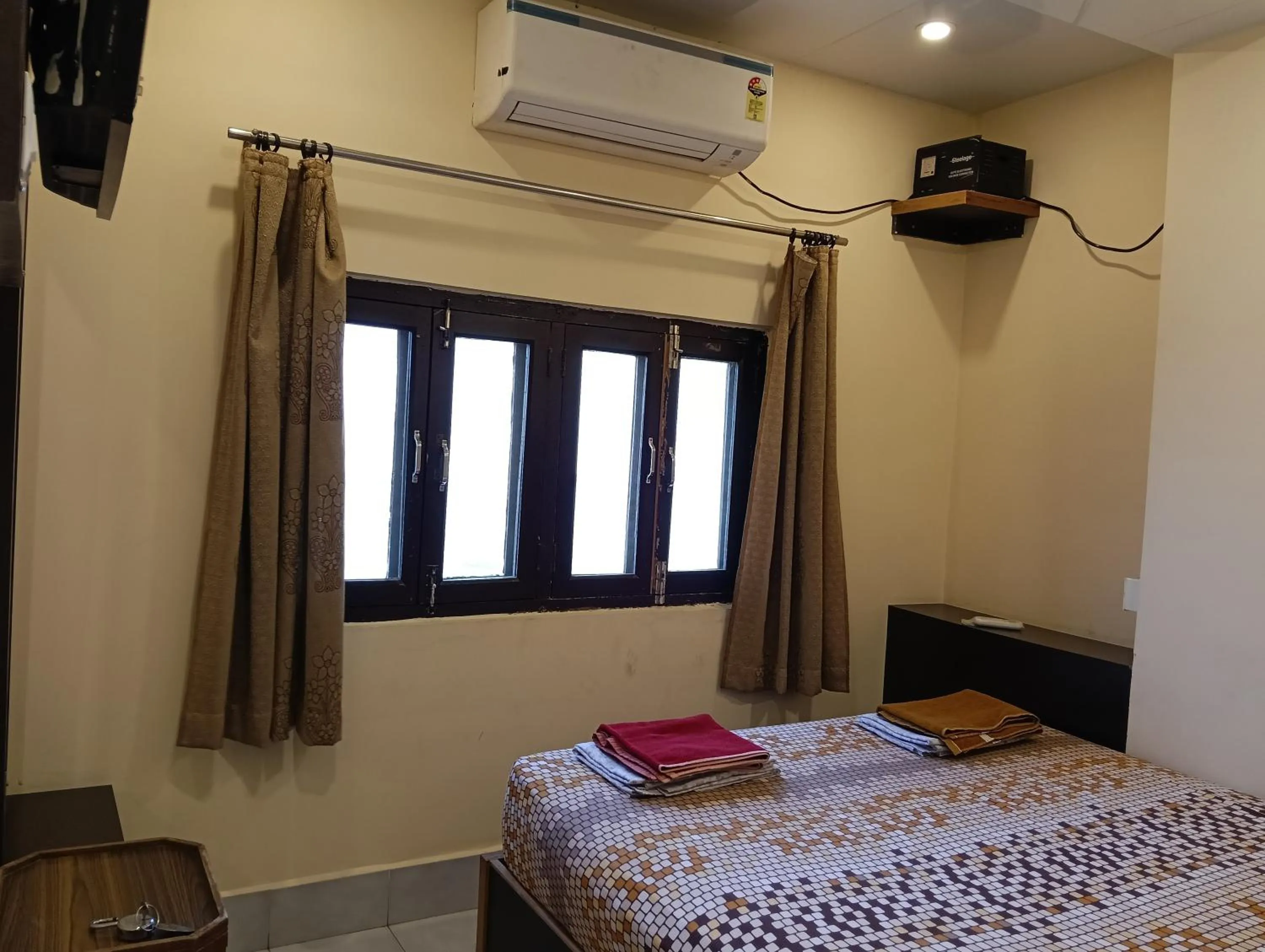 Shower, Bed in Scindhia Guest House