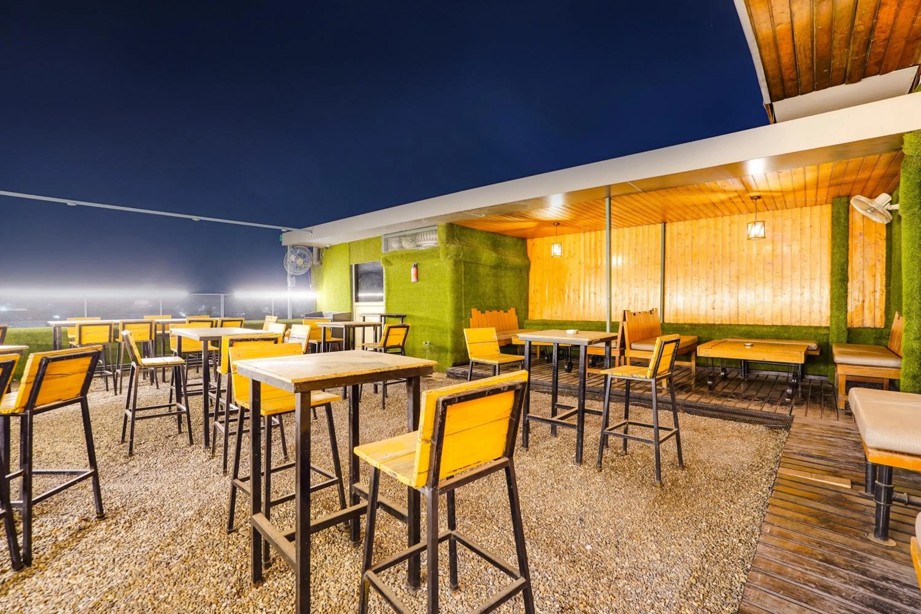 Restaurant/places to eat in Townhouse Oak Silver City Chowk Formerly HW Residency