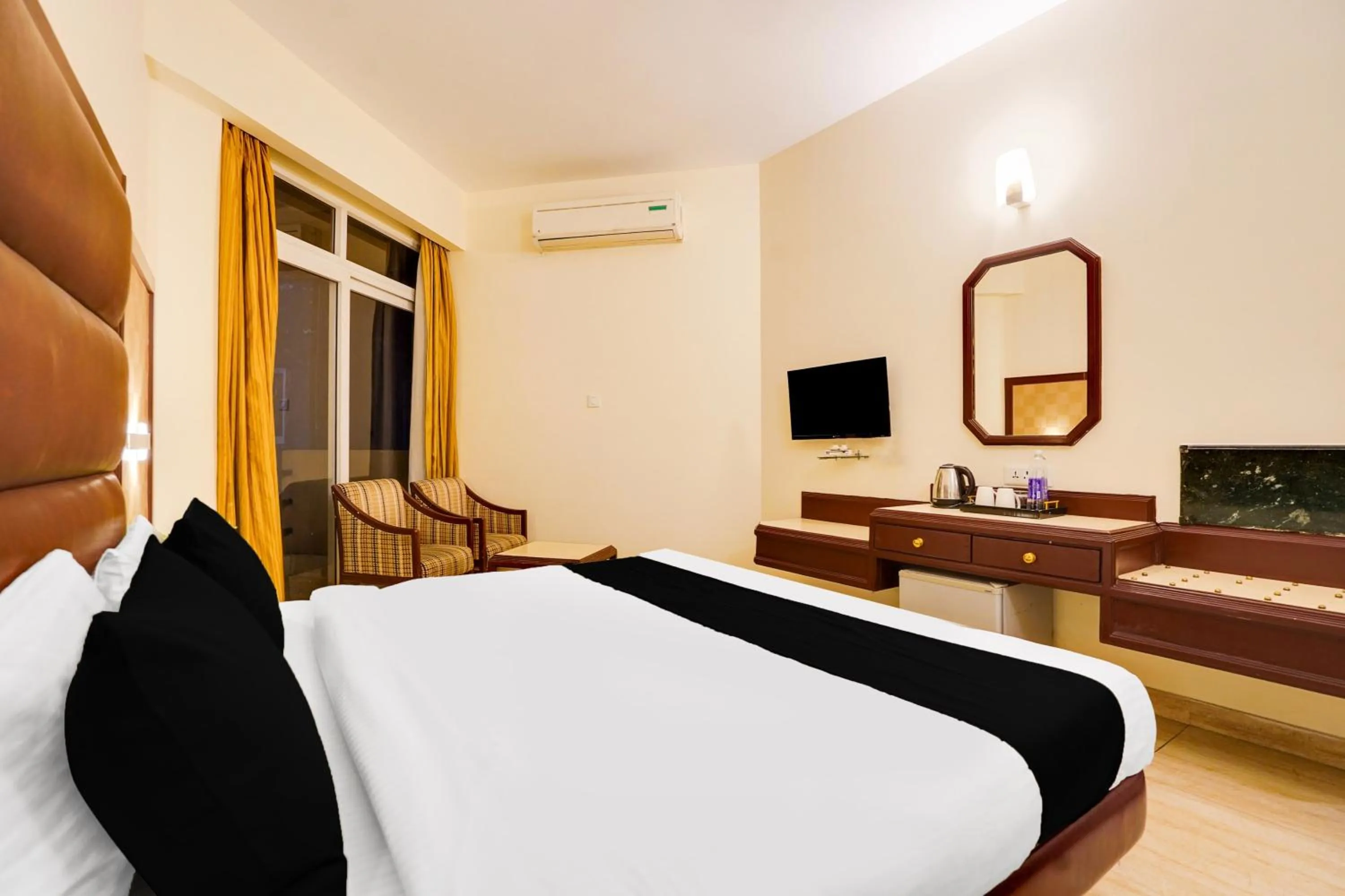 Bedroom, Bed in Townhouse Oak Silver City Chowk Formerly HW Residency