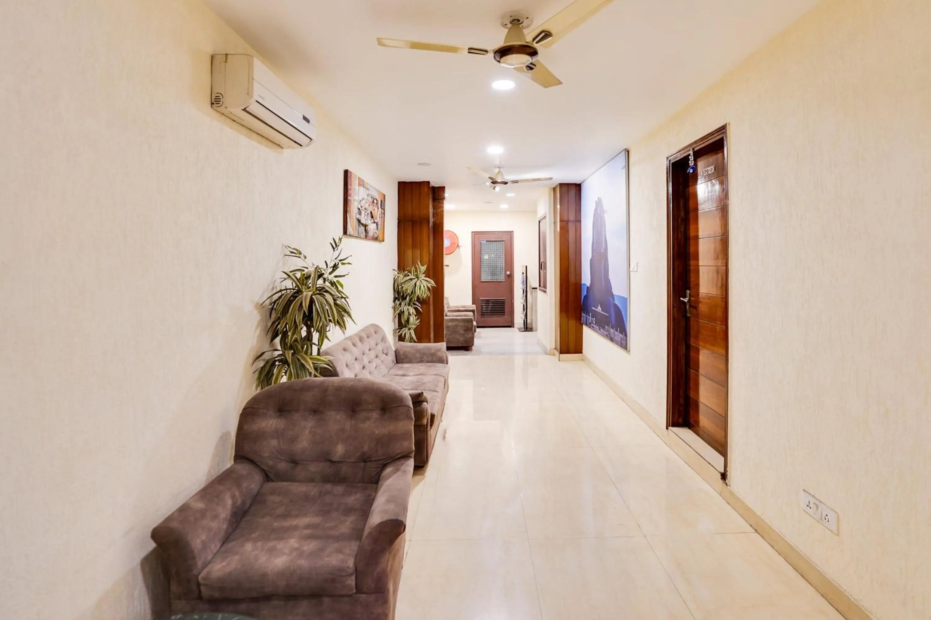 Restaurant/places to eat in Townhouse Oak Silver City Chowk Formerly HW Residency