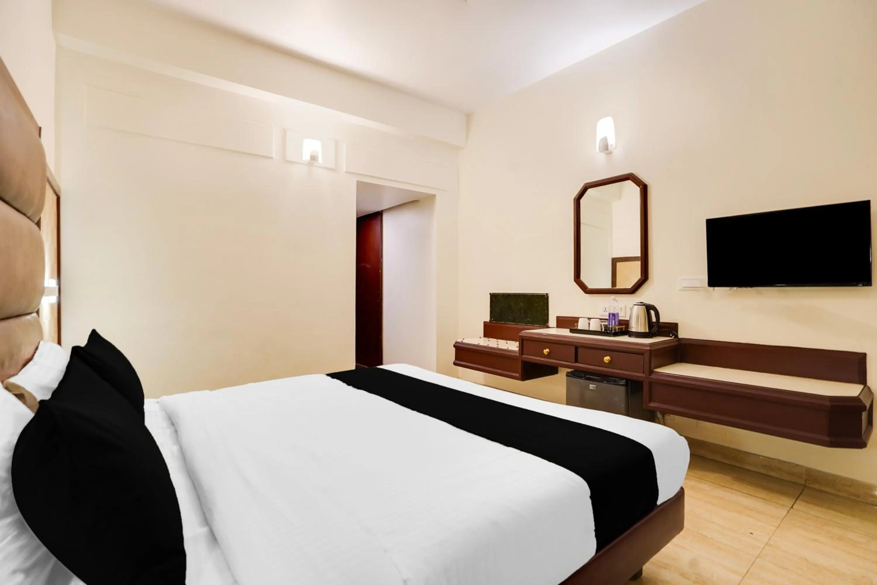 Bedroom, Bed in Townhouse Oak Silver City Chowk Formerly HW Residency