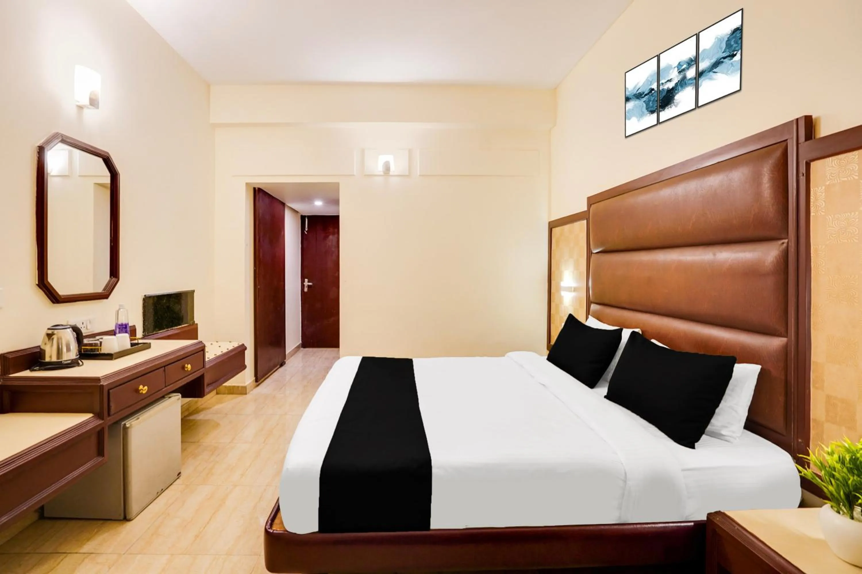 Bedroom, Bed in Townhouse Oak Silver City Chowk Formerly HW Residency