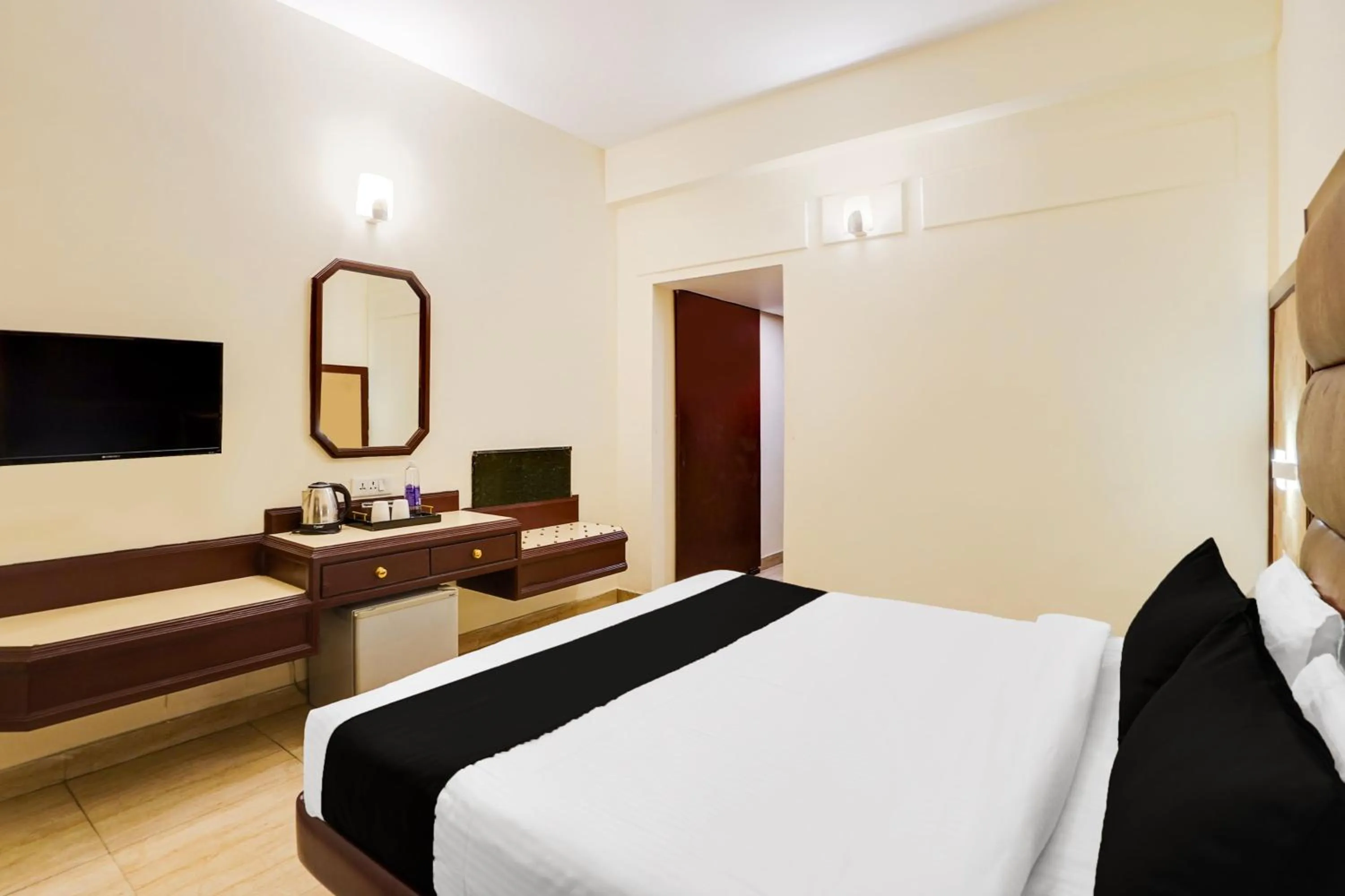 Bedroom, Bed in Townhouse Oak Silver City Chowk Formerly HW Residency