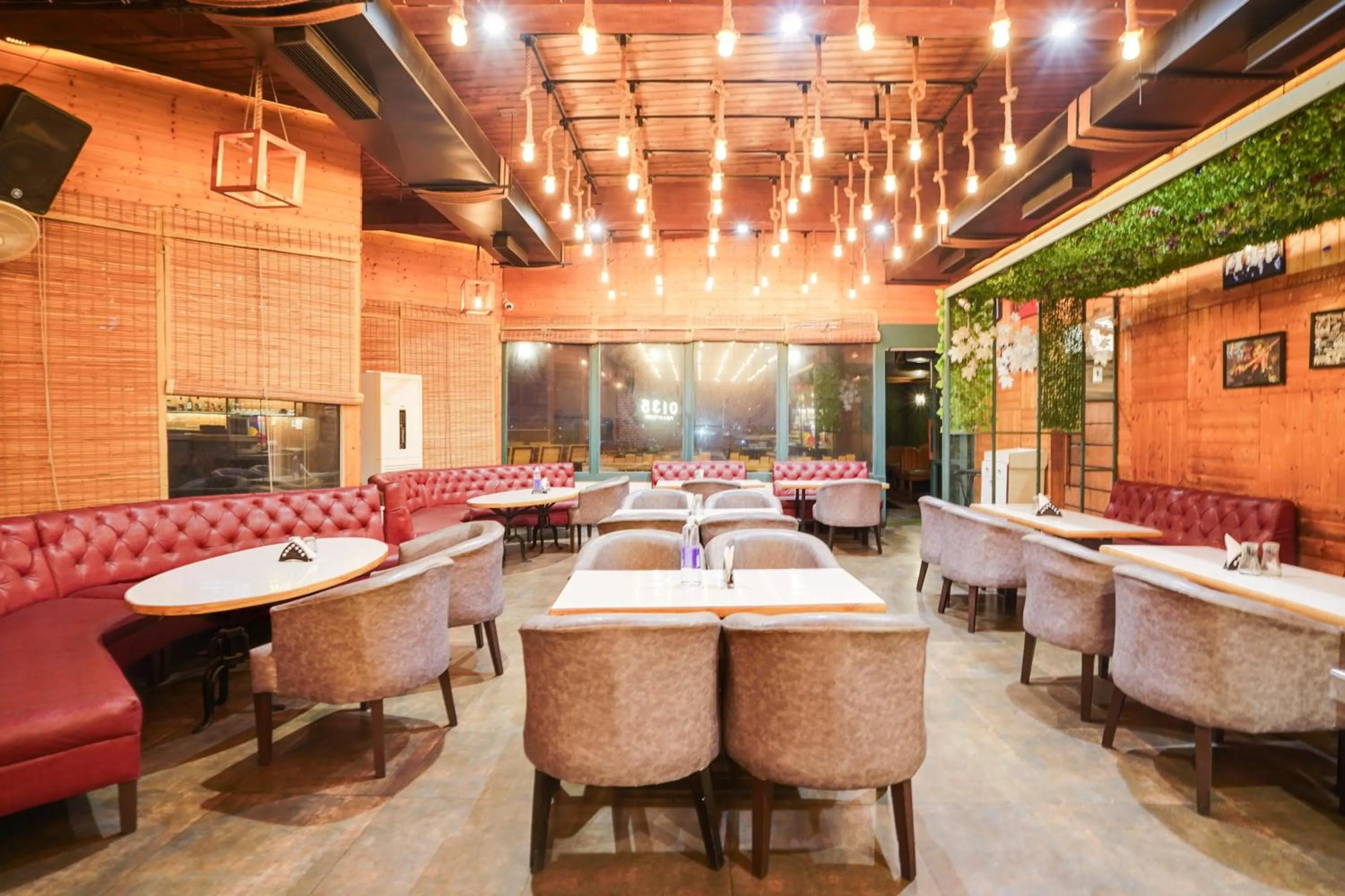 Restaurant/places to eat in Townhouse Oak Silver City Chowk Formerly HW Residency