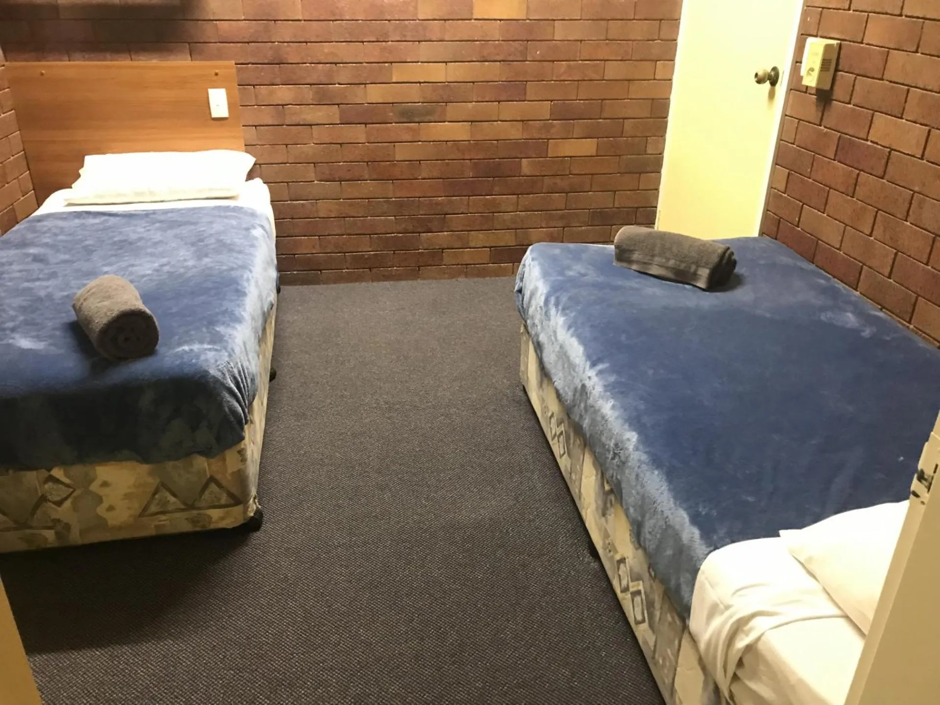 Bedroom, Bed in Golden West Motor Inn