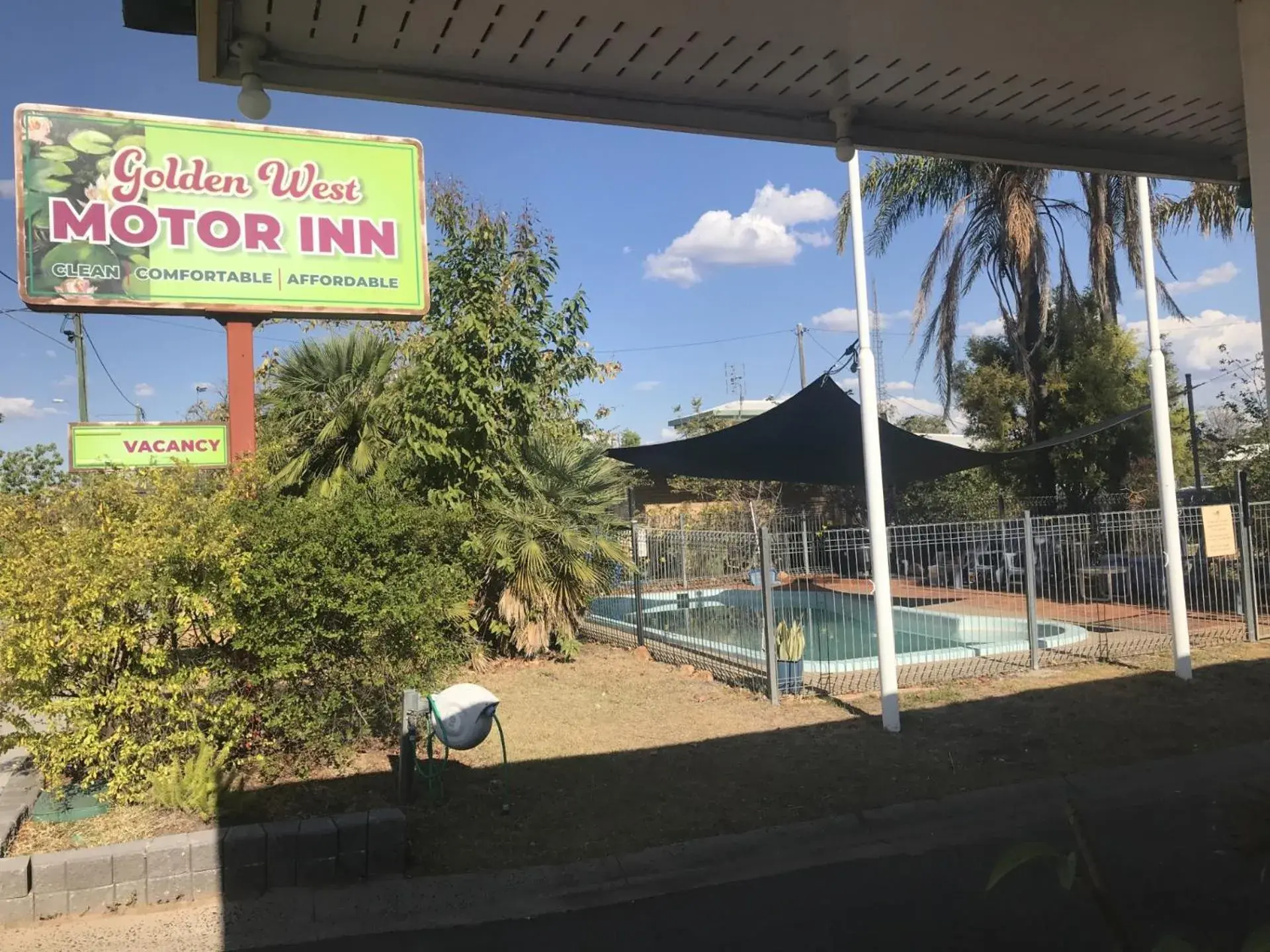 Deluxe Double or Twin Room in Golden West Motor Inn Deluxe Double or Twin Room in Golden West Motor Inn