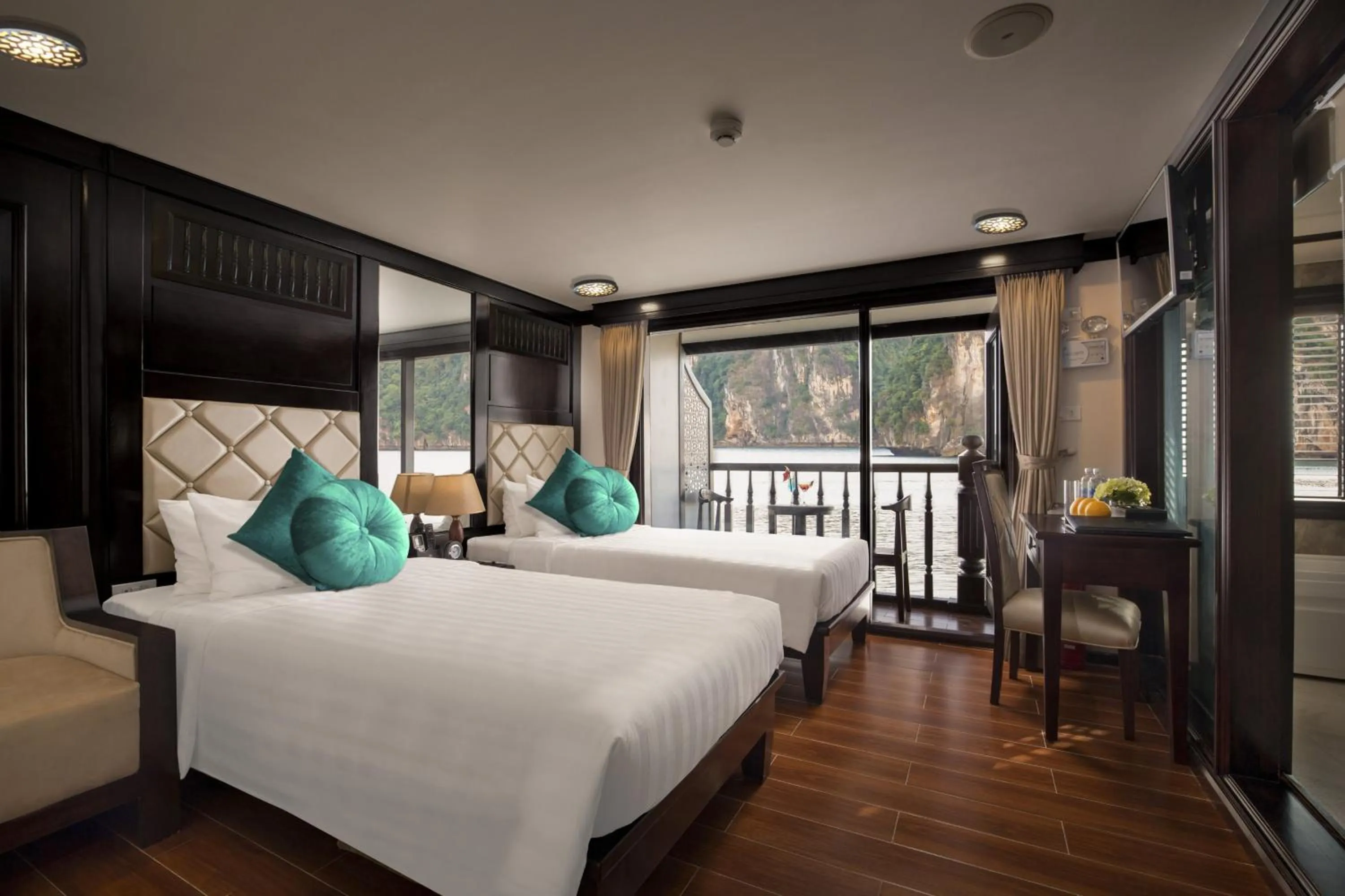 Bed in Alisa Cruise Halong