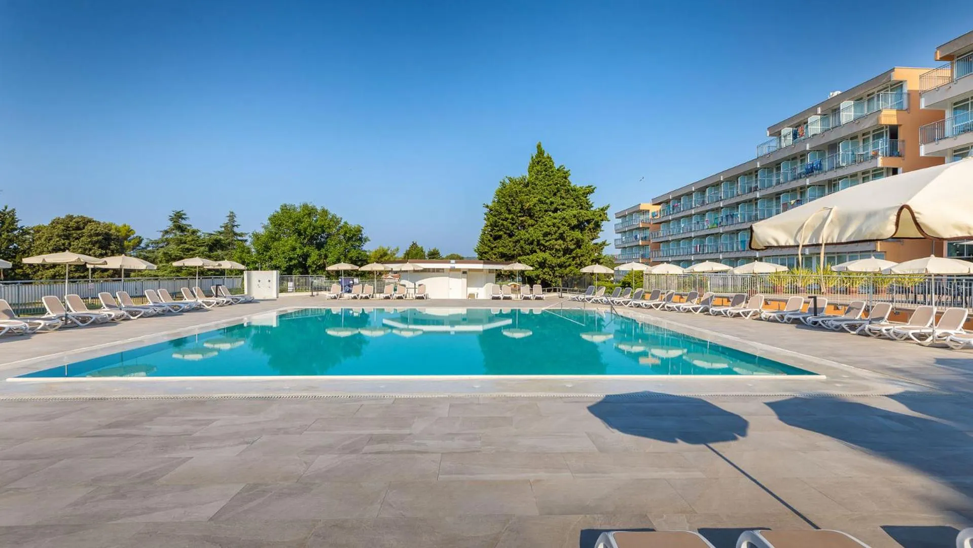Swimming pool in Arena Hotel Holiday