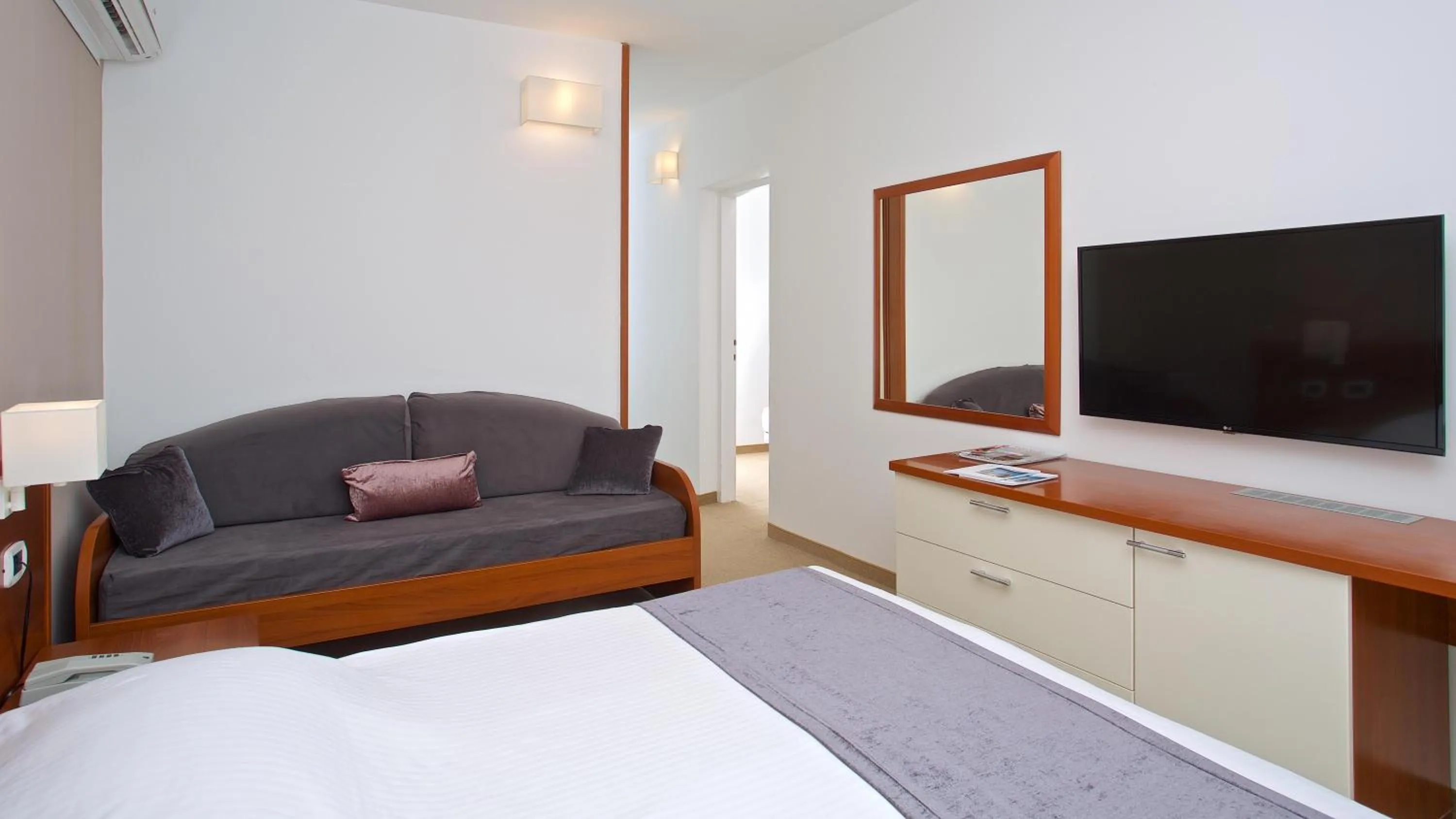 TV and multimedia, Bed in Arena Hotel Holiday