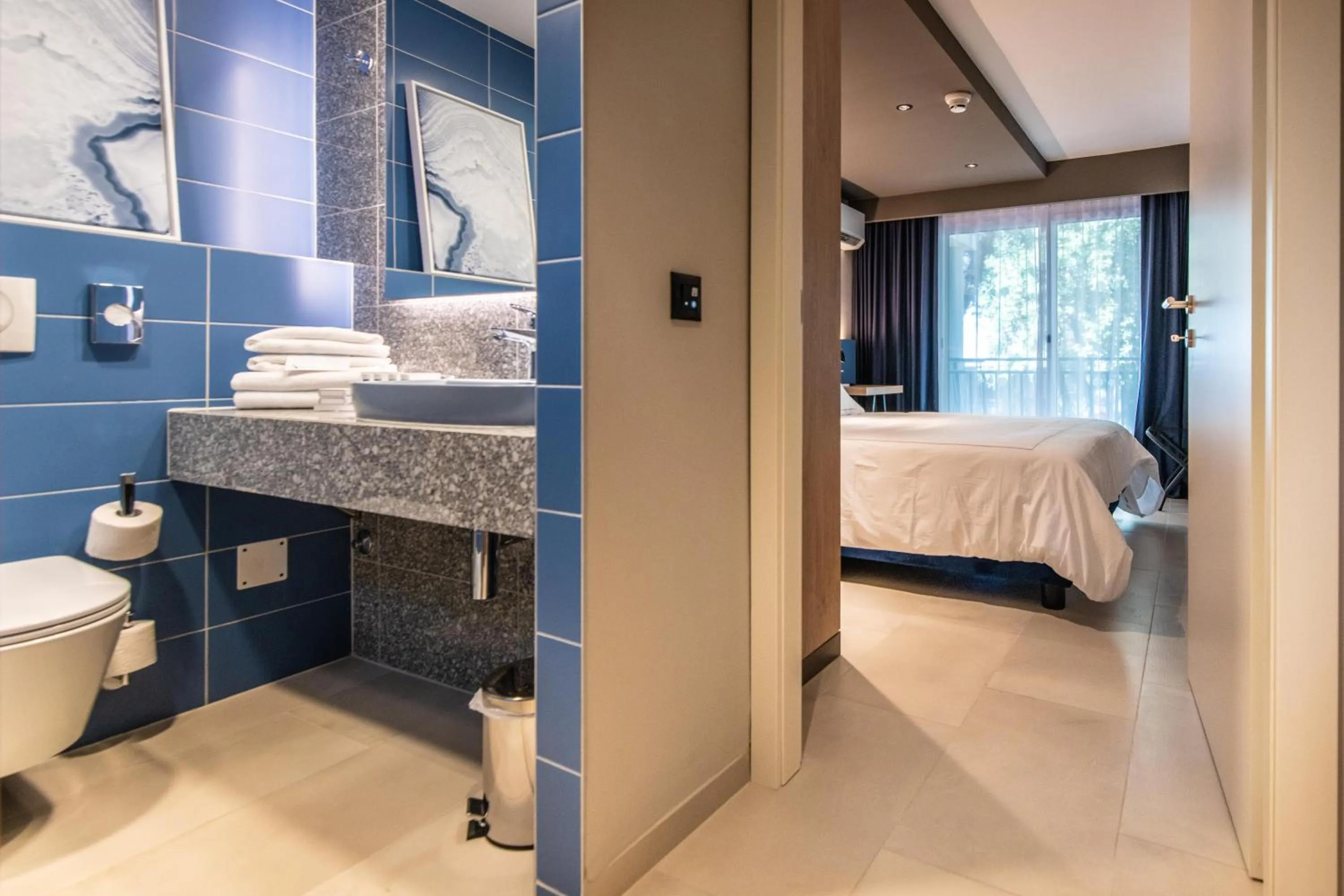 Shower, Bed in Arena Verudela Beach