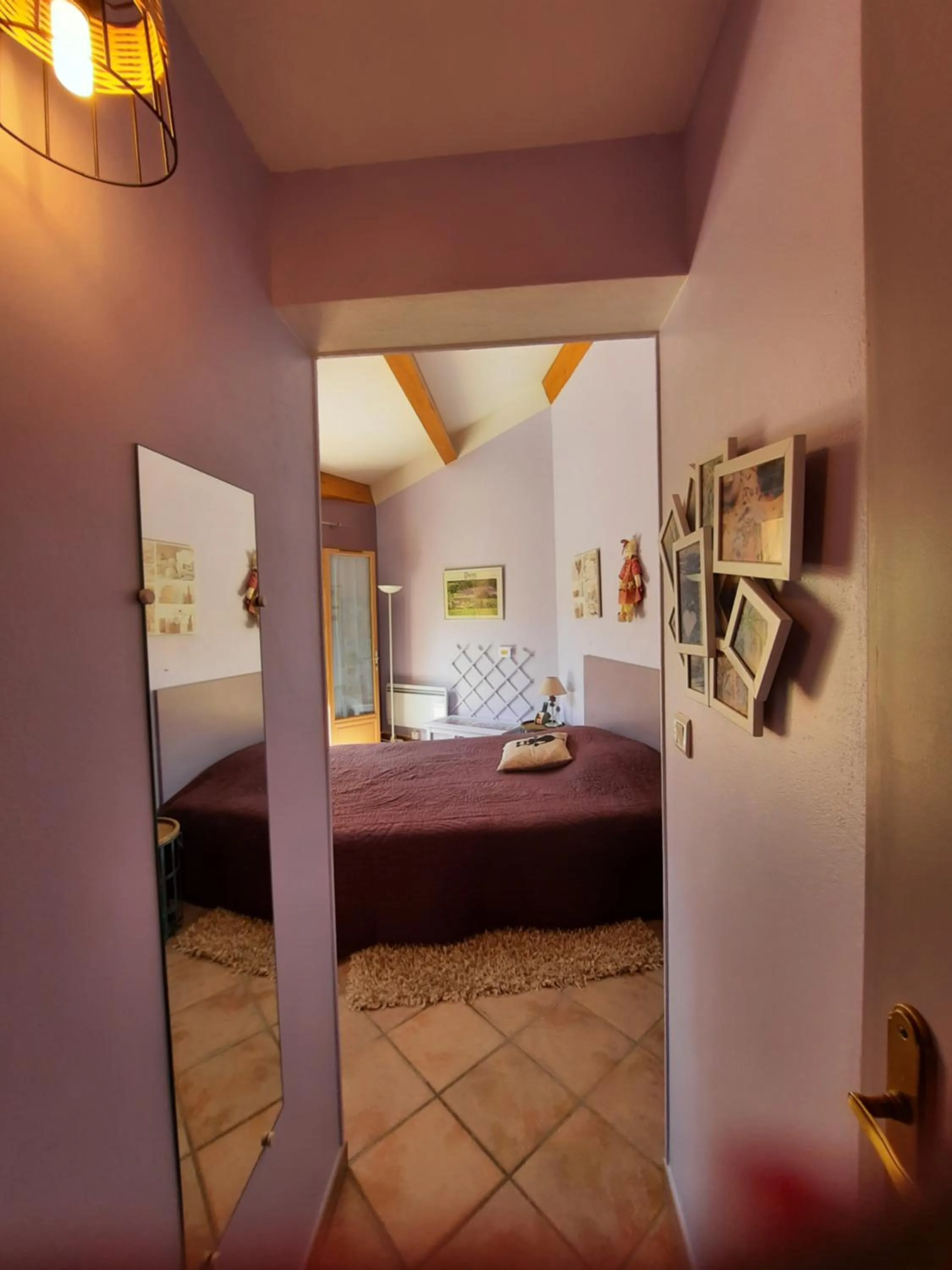 Photo of the whole room in Louminai