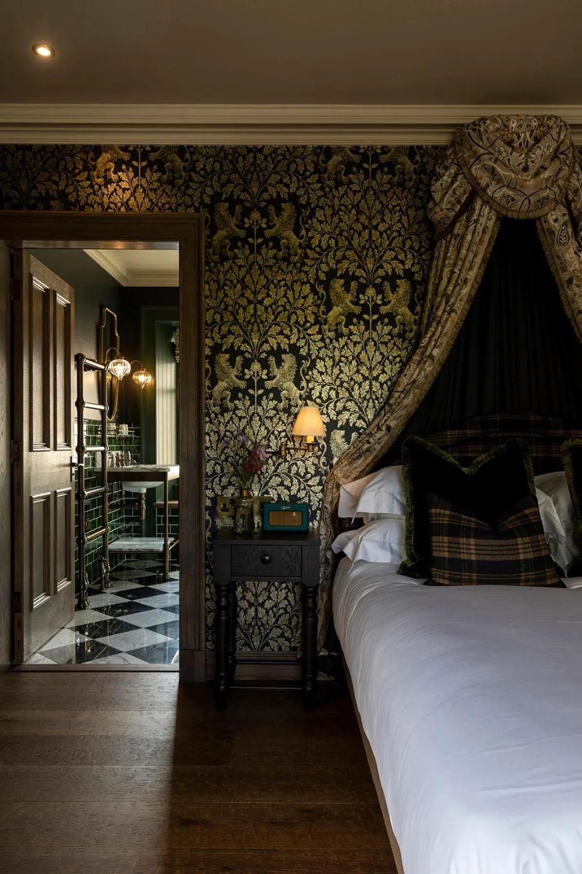 Bedroom, Bed in Kildrummy Inn