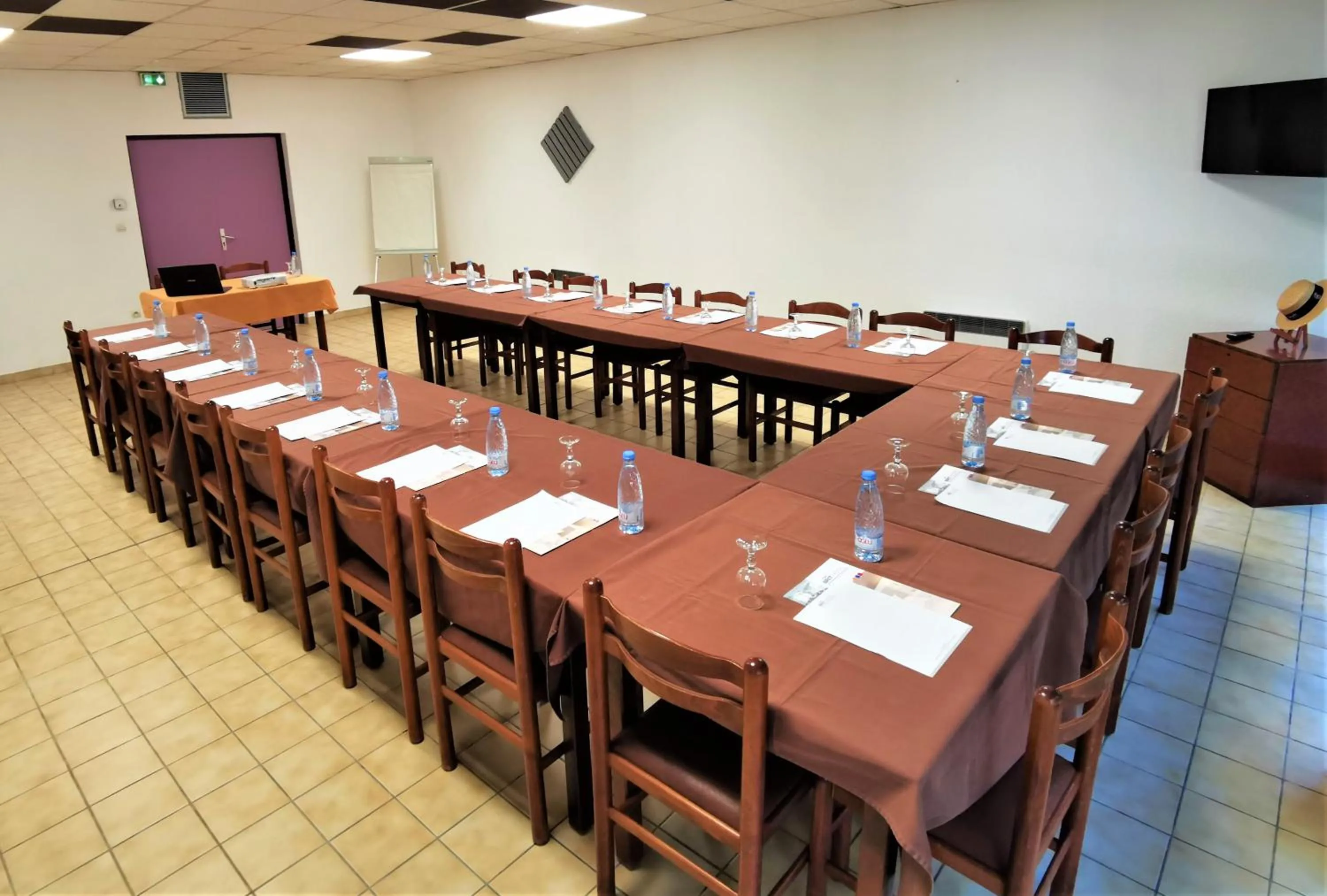 Meeting/conference room in Brit Hotel Confort Pau Lons