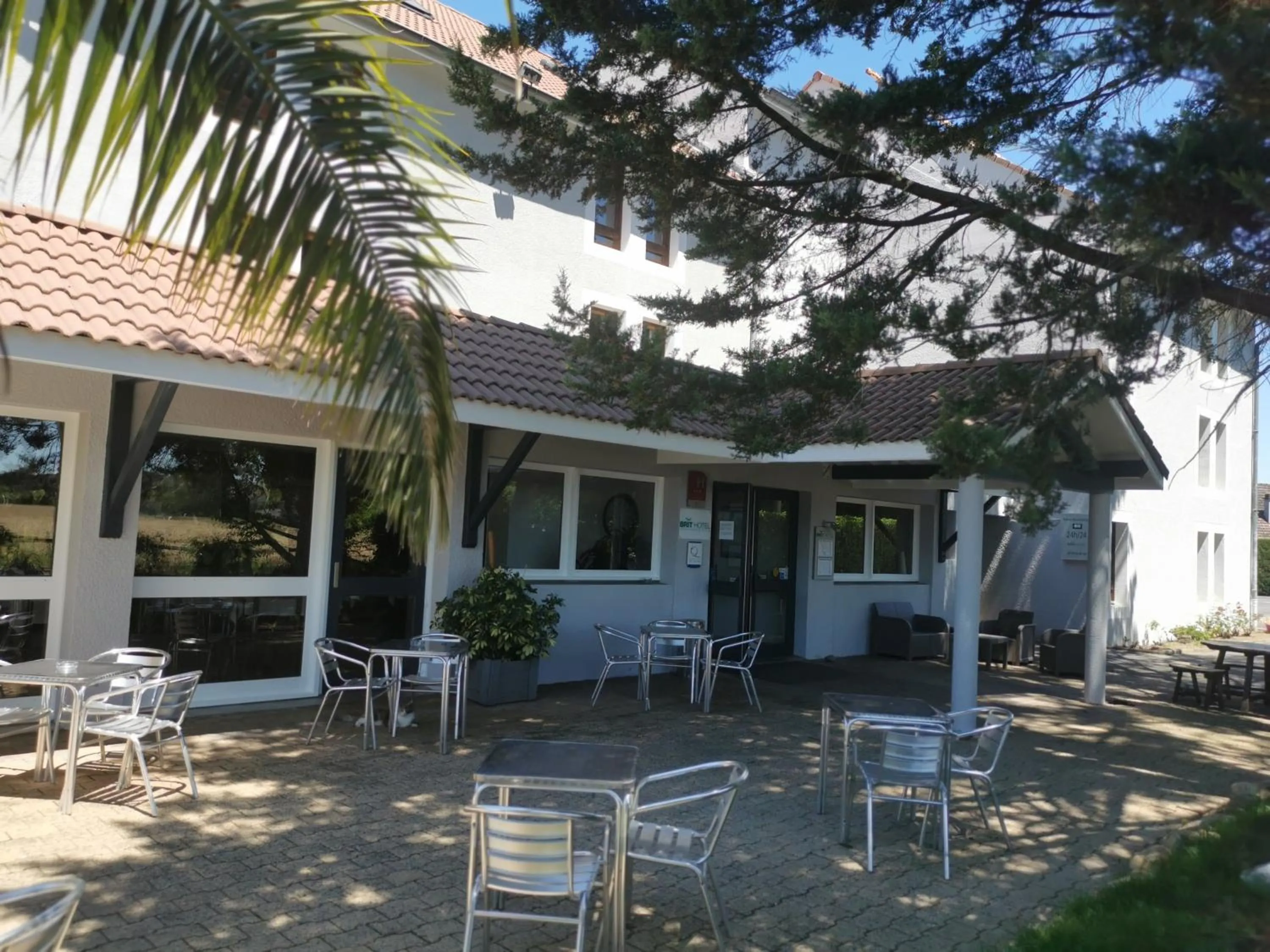 Patio in Brit Hotel Confort Pau Lons