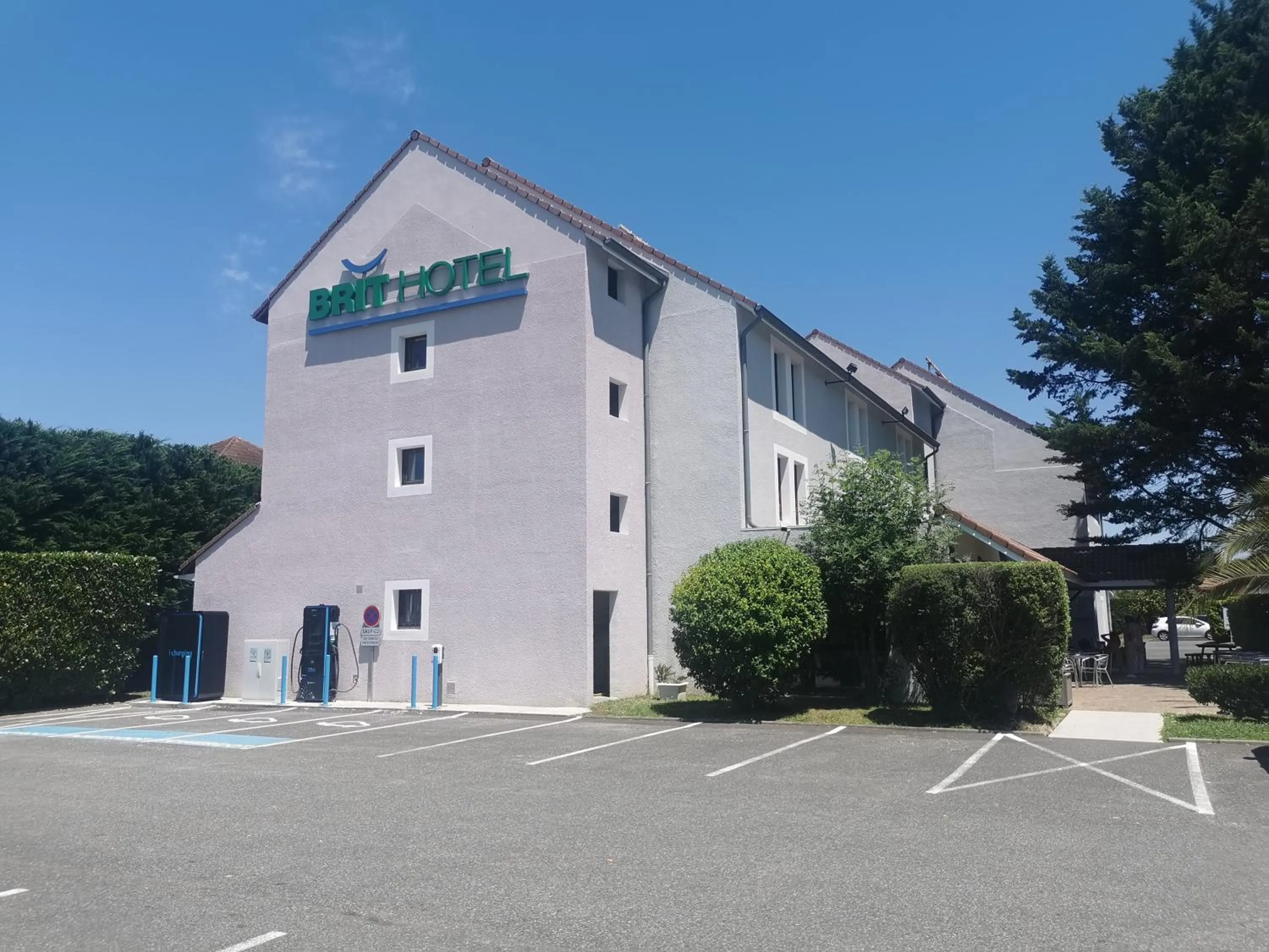 Property building in Brit Hotel Confort Pau Lons