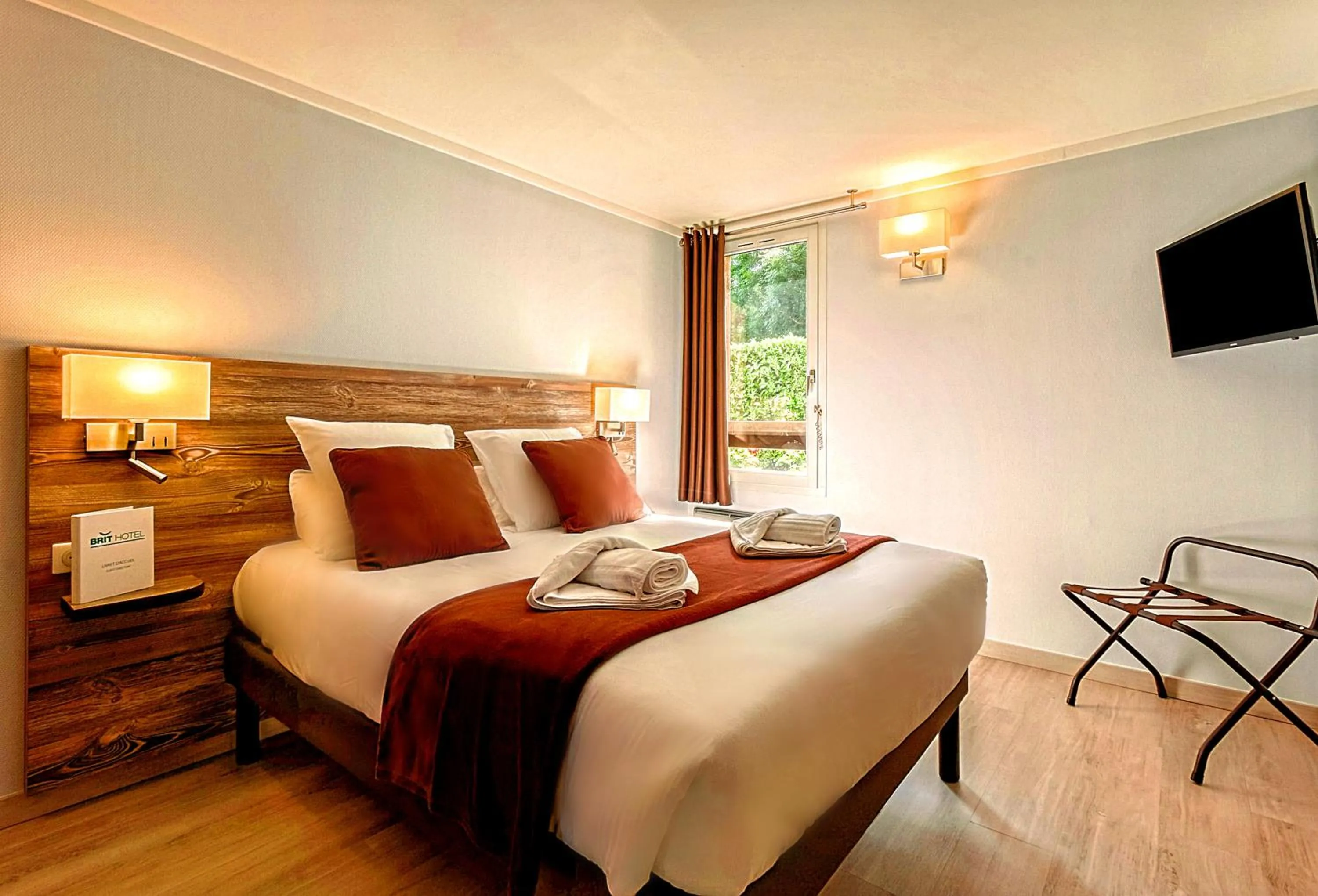 Bedroom, Bed in Brit Hotel Confort Pau Lons