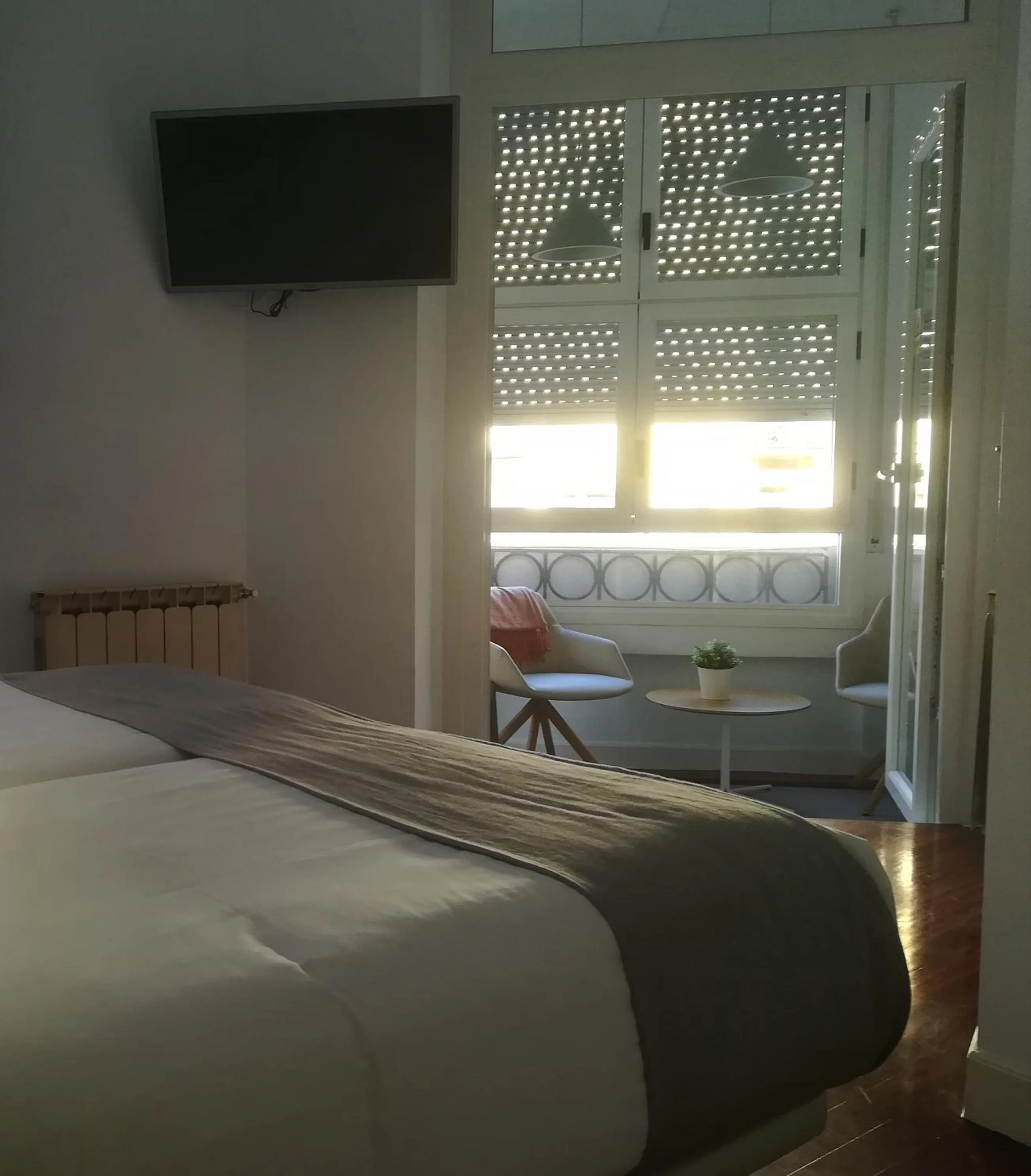 Living room, Bed in Pensión La Perla