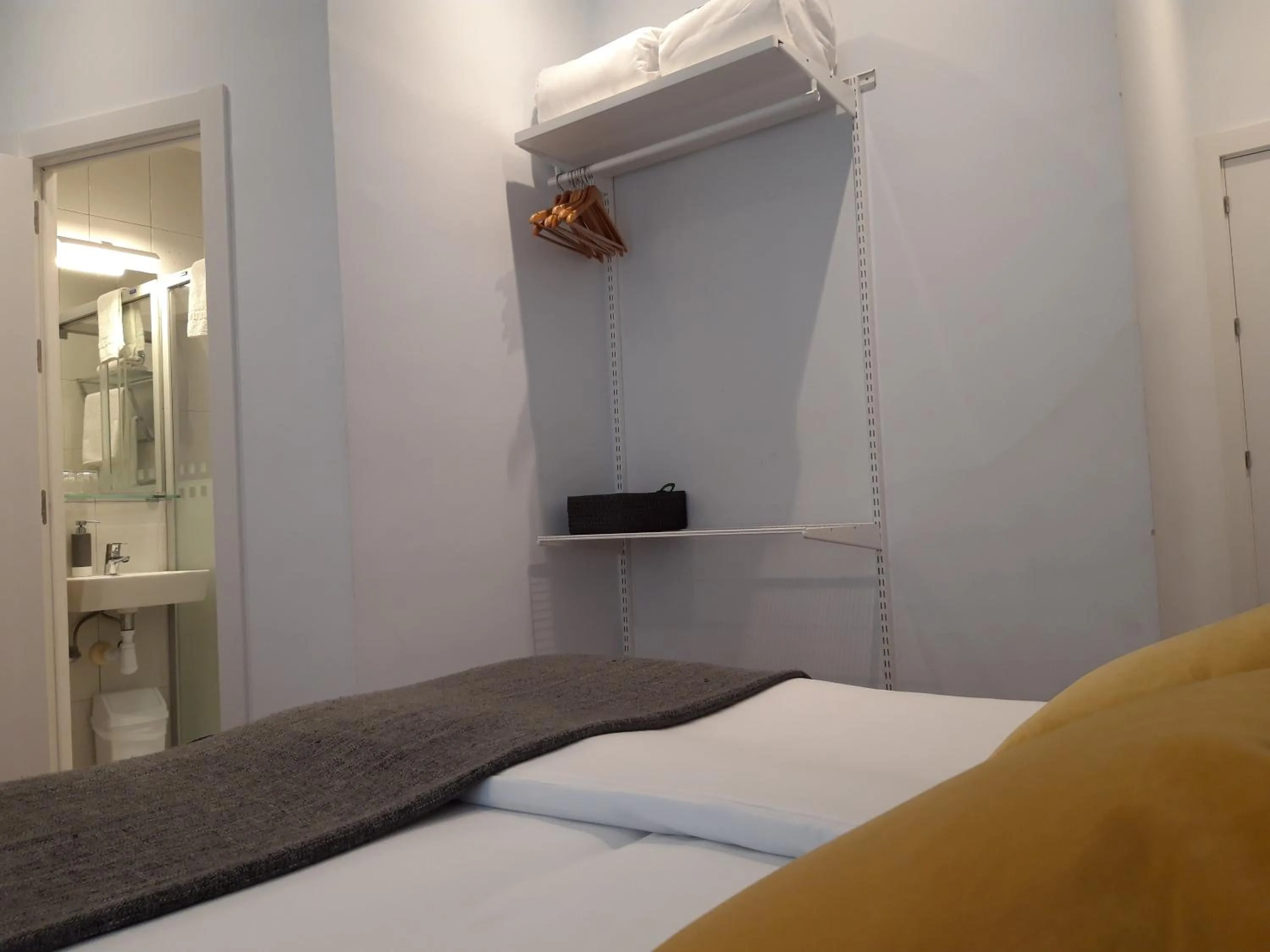 Bathroom, Bed in Pensión La Perla