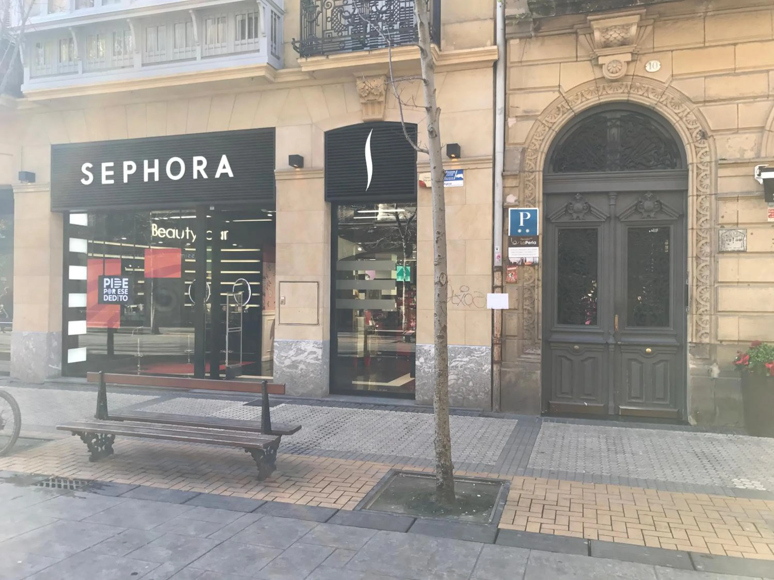 Facade/entrance in Pensión La Perla