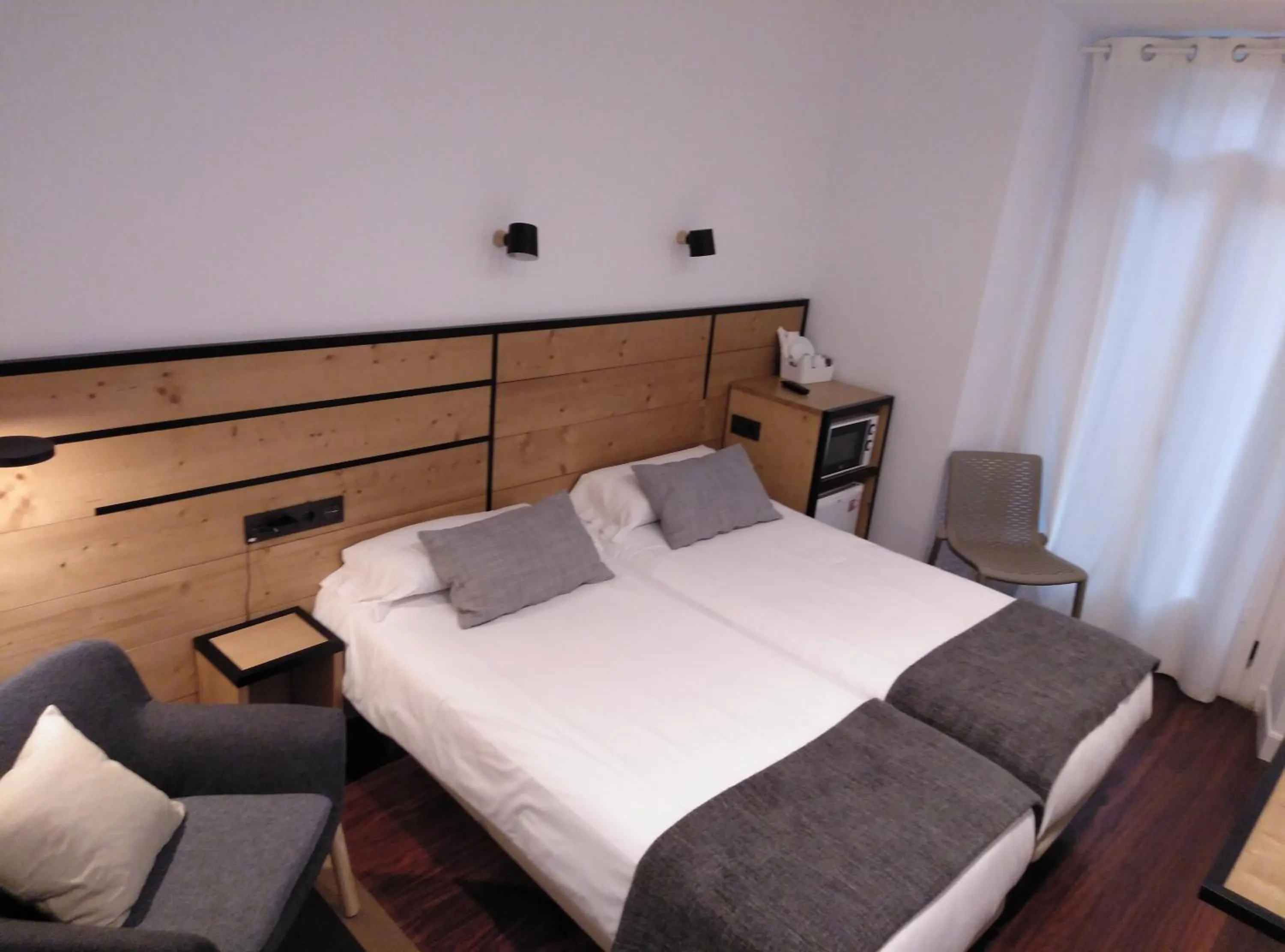 Living room, Bed in Pensión La Perla